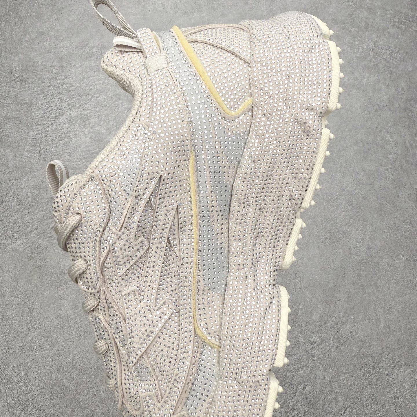 图片[7]-＃KX Off-White 2024年OW最新款跑鞋 #百分百原盒正确版 原楦原纸板数据开发 4层分离大底#鞋面采用3d立体打印和多种材料拼接而成#防滑耐磨透气性轻便跑鞋 作为曾经爆火 并且定位奢潮领域的标志性品牌 Off-White 仍需要不断更新符合当下潮流时尚的复古运动鞋款，以期收获基本盘消费者的关注 此次更新的 Off-White 新款运动鞋将经典复古老爹鞋细节设计更加夸张化 并将标志性箭头设计置于显著位置 除此之外 整个系列的色彩搭配也可谓纷繁多样 总有一款适合你 Off-White最新运动鞋款估计将在未来几个月登陆品牌专柜 喜欢的朋友切莫错过 尺码：36 37 38 39 40 41 42 43 44 45 46 47-选品中心