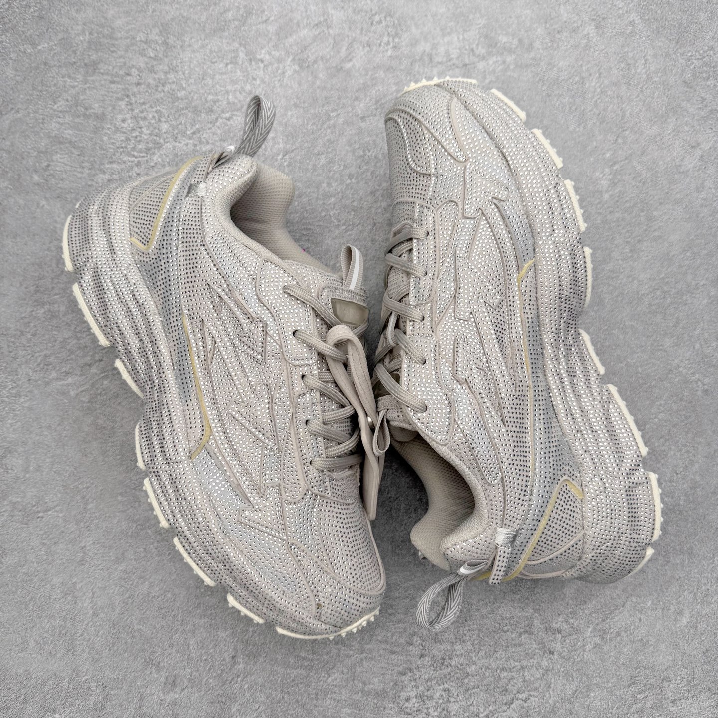 图片[3]-＃KX Off-White 2024年OW最新款跑鞋 #百分百原盒正确版 原楦原纸板数据开发 4层分离大底#鞋面采用3d立体打印和多种材料拼接而成#防滑耐磨透气性轻便跑鞋 作为曾经爆火 并且定位奢潮领域的标志性品牌 Off-White 仍需要不断更新符合当下潮流时尚的复古运动鞋款，以期收获基本盘消费者的关注 此次更新的 Off-White 新款运动鞋将经典复古老爹鞋细节设计更加夸张化 并将标志性箭头设计置于显著位置 除此之外 整个系列的色彩搭配也可谓纷繁多样 总有一款适合你 Off-White最新运动鞋款估计将在未来几个月登陆品牌专柜 喜欢的朋友切莫错过 尺码：36 37 38 39 40 41 42 43 44 45 46 47-选品中心