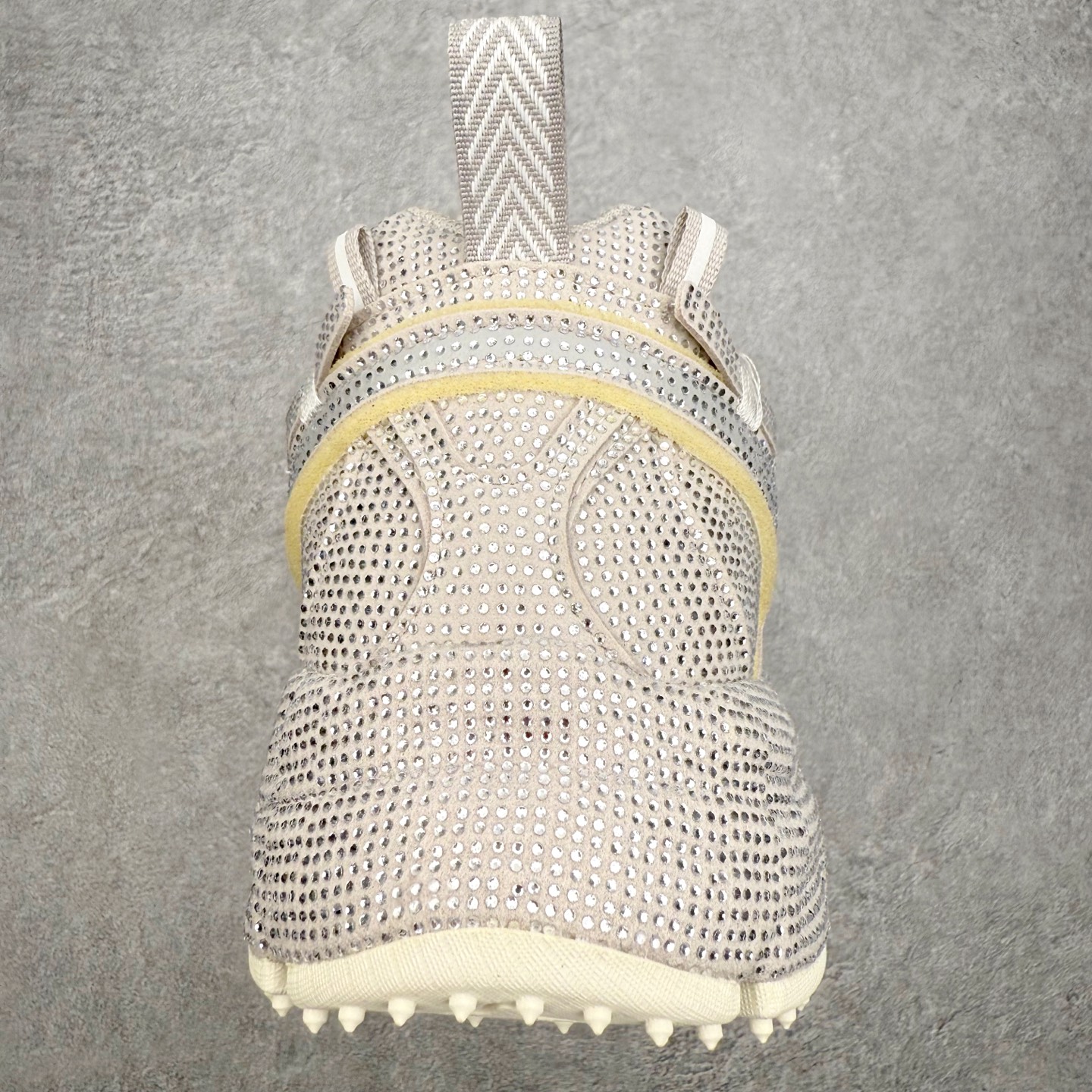 图片[8]-＃KX Off-White 2024年OW最新款跑鞋 #百分百原盒正确版 原楦原纸板数据开发 4层分离大底#鞋面采用3d立体打印和多种材料拼接而成#防滑耐磨透气性轻便跑鞋 作为曾经爆火 并且定位奢潮领域的标志性品牌 Off-White 仍需要不断更新符合当下潮流时尚的复古运动鞋款，以期收获基本盘消费者的关注 此次更新的 Off-White 新款运动鞋将经典复古老爹鞋细节设计更加夸张化 并将标志性箭头设计置于显著位置 除此之外 整个系列的色彩搭配也可谓纷繁多样 总有一款适合你 Off-White最新运动鞋款估计将在未来几个月登陆品牌专柜 喜欢的朋友切莫错过 尺码：36 37 38 39 40 41 42 43 44 45 46 47-选品中心