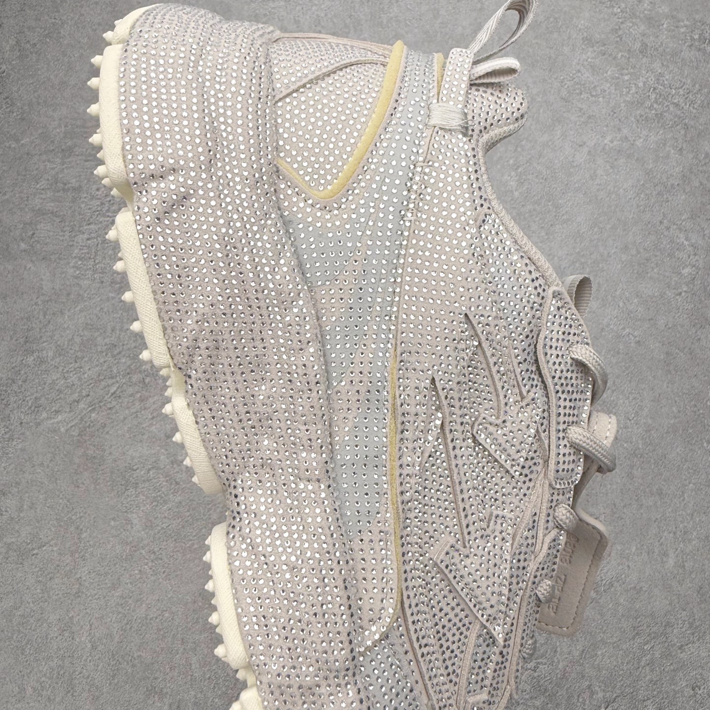 图片[6]-＃KX Off-White 2024年OW最新款跑鞋 #百分百原盒正确版 原楦原纸板数据开发 4层分离大底#鞋面采用3d立体打印和多种材料拼接而成#防滑耐磨透气性轻便跑鞋 作为曾经爆火 并且定位奢潮领域的标志性品牌 Off-White 仍需要不断更新符合当下潮流时尚的复古运动鞋款，以期收获基本盘消费者的关注 此次更新的 Off-White 新款运动鞋将经典复古老爹鞋细节设计更加夸张化 并将标志性箭头设计置于显著位置 除此之外 整个系列的色彩搭配也可谓纷繁多样 总有一款适合你 Off-White最新运动鞋款估计将在未来几个月登陆品牌专柜 喜欢的朋友切莫错过 尺码：36 37 38 39 40 41 42 43 44 45 46 47-选品中心