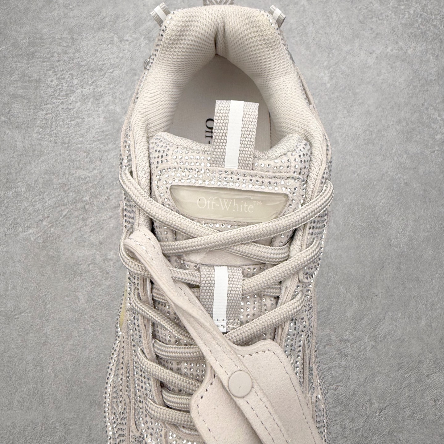 图片[5]-＃KX Off-White 2024年OW最新款跑鞋 #百分百原盒正确版 原楦原纸板数据开发 4层分离大底#鞋面采用3d立体打印和多种材料拼接而成#防滑耐磨透气性轻便跑鞋 作为曾经爆火 并且定位奢潮领域的标志性品牌 Off-White 仍需要不断更新符合当下潮流时尚的复古运动鞋款，以期收获基本盘消费者的关注 此次更新的 Off-White 新款运动鞋将经典复古老爹鞋细节设计更加夸张化 并将标志性箭头设计置于显著位置 除此之外 整个系列的色彩搭配也可谓纷繁多样 总有一款适合你 Off-White最新运动鞋款估计将在未来几个月登陆品牌专柜 喜欢的朋友切莫错过 尺码：36 37 38 39 40 41 42 43 44 45 46 47-选品中心