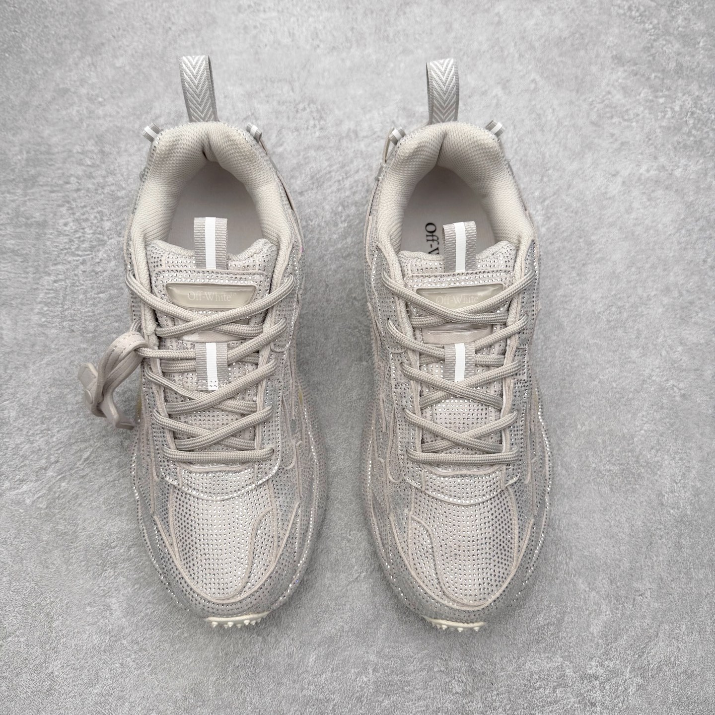 图片[2]-＃KX Off-White 2024年OW最新款跑鞋 #百分百原盒正确版 原楦原纸板数据开发 4层分离大底#鞋面采用3d立体打印和多种材料拼接而成#防滑耐磨透气性轻便跑鞋 作为曾经爆火 并且定位奢潮领域的标志性品牌 Off-White 仍需要不断更新符合当下潮流时尚的复古运动鞋款，以期收获基本盘消费者的关注 此次更新的 Off-White 新款运动鞋将经典复古老爹鞋细节设计更加夸张化 并将标志性箭头设计置于显著位置 除此之外 整个系列的色彩搭配也可谓纷繁多样 总有一款适合你 Off-White最新运动鞋款估计将在未来几个月登陆品牌专柜 喜欢的朋友切莫错过 尺码：36 37 38 39 40 41 42 43 44 45 46 47-选品中心