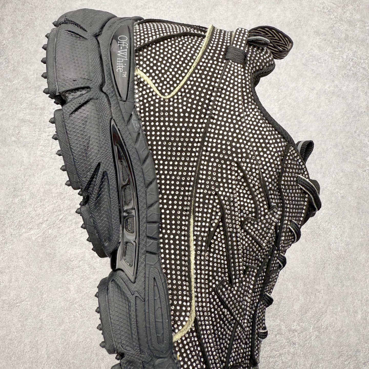 图片[6]-＃KX Off-White 2024年OW最新款跑鞋 #百分百原盒正确版 原楦原纸板数据开发 4层分离大底#鞋面采用3d立体打印和多种材料拼接而成#防滑耐磨透气性轻便跑鞋 作为曾经爆火 并且定位奢潮领域的标志性品牌 Off-White 仍需要不断更新符合当下潮流时尚的复古运动鞋款，以期收获基本盘消费者的关注 此次更新的 Off-White 新款运动鞋将经典复古老爹鞋细节设计更加夸张化 并将标志性箭头设计置于显著位置 除此之外 整个系列的色彩搭配也可谓纷繁多样 总有一款适合你 Off-White最新运动鞋款估计将在未来几个月登陆品牌专柜 喜欢的朋友切莫错过 尺码：36 37 38 39 40 41 42 43 44 45 46 47-选品中心