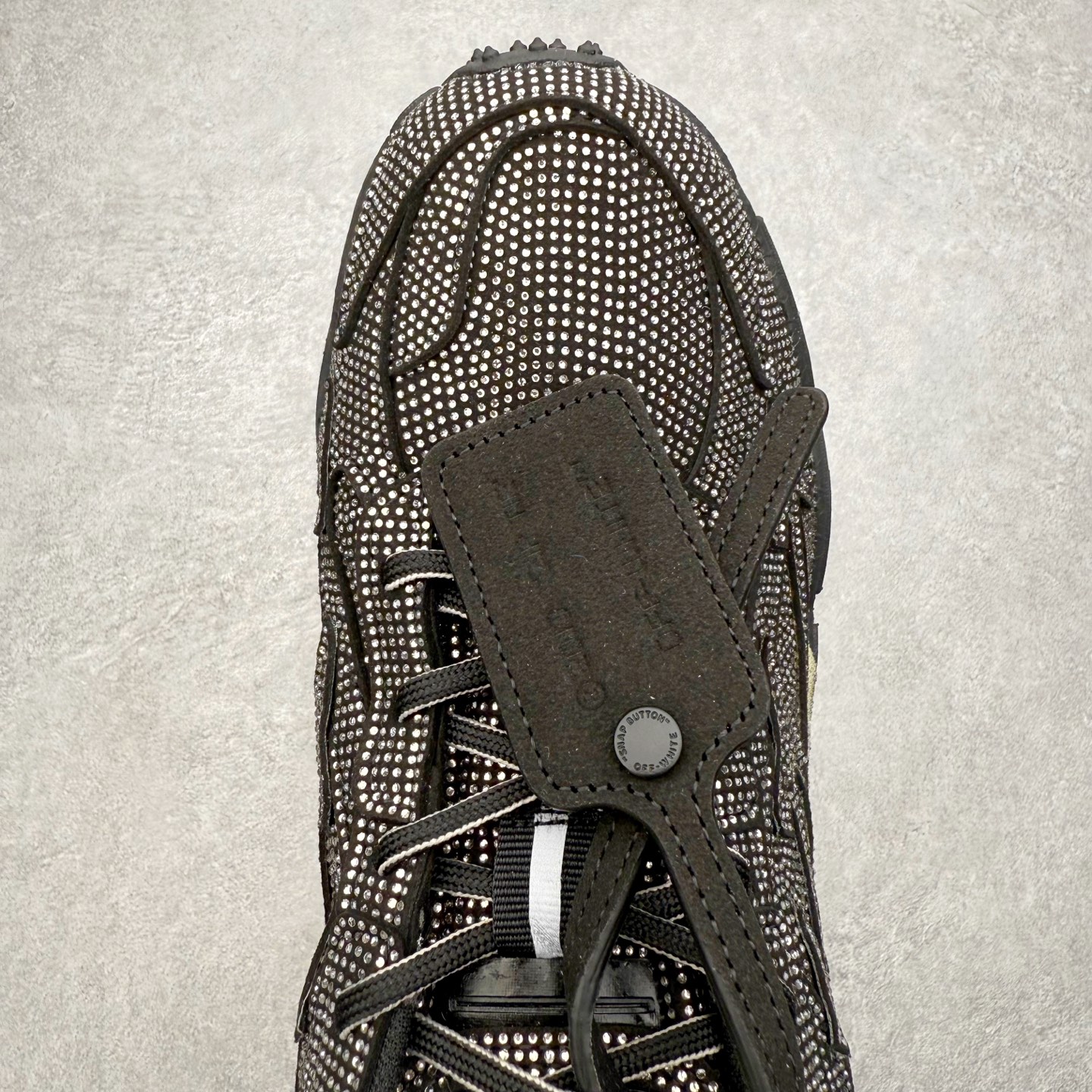 图片[4]-＃KX Off-White 2024年OW最新款跑鞋 #百分百原盒正确版 原楦原纸板数据开发 4层分离大底#鞋面采用3d立体打印和多种材料拼接而成#防滑耐磨透气性轻便跑鞋 作为曾经爆火 并且定位奢潮领域的标志性品牌 Off-White 仍需要不断更新符合当下潮流时尚的复古运动鞋款，以期收获基本盘消费者的关注 此次更新的 Off-White 新款运动鞋将经典复古老爹鞋细节设计更加夸张化 并将标志性箭头设计置于显著位置 除此之外 整个系列的色彩搭配也可谓纷繁多样 总有一款适合你 Off-White最新运动鞋款估计将在未来几个月登陆品牌专柜 喜欢的朋友切莫错过 尺码：36 37 38 39 40 41 42 43 44 45 46 47-选品中心