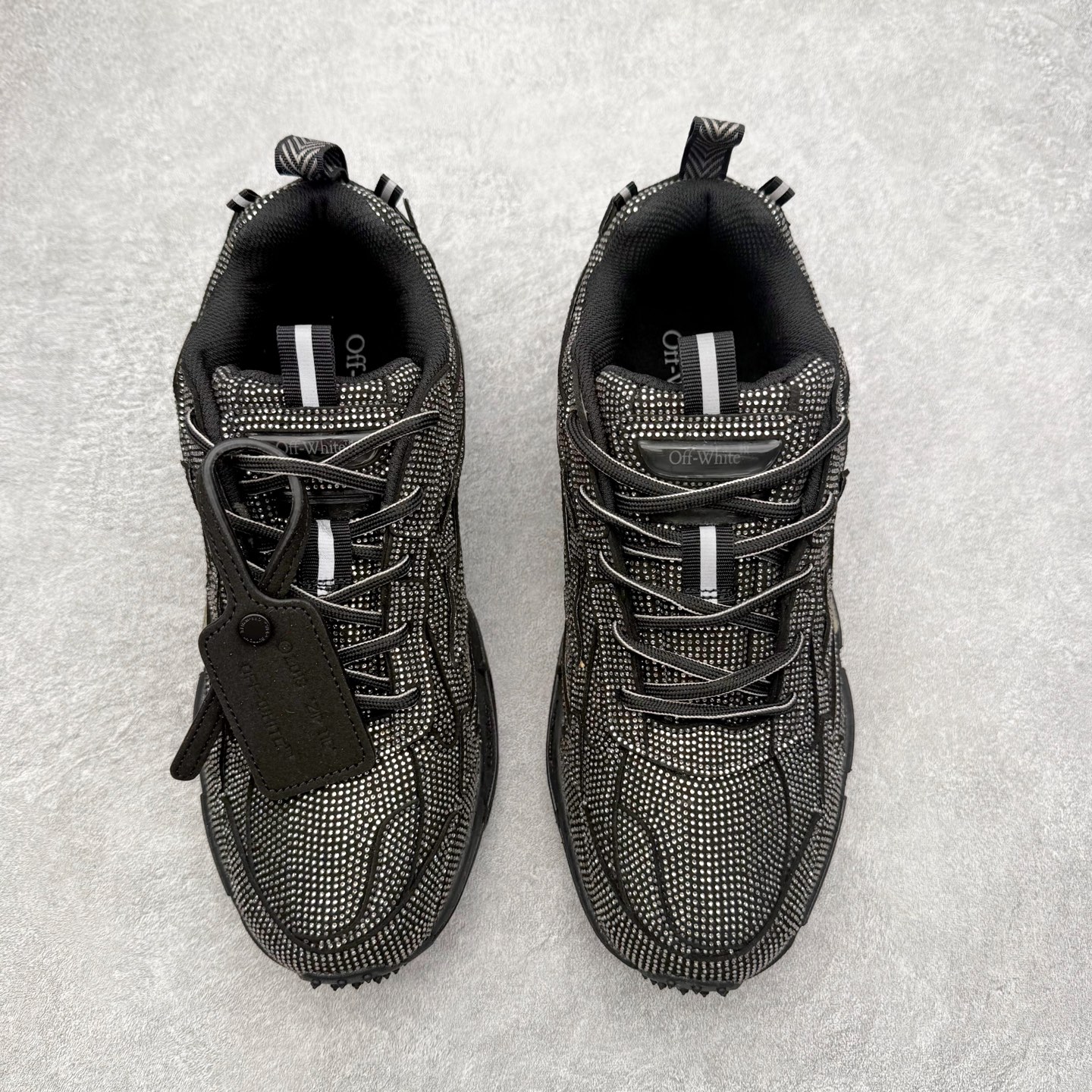 图片[2]-＃KX Off-White 2024年OW最新款跑鞋 #百分百原盒正确版 原楦原纸板数据开发 4层分离大底#鞋面采用3d立体打印和多种材料拼接而成#防滑耐磨透气性轻便跑鞋 作为曾经爆火 并且定位奢潮领域的标志性品牌 Off-White 仍需要不断更新符合当下潮流时尚的复古运动鞋款，以期收获基本盘消费者的关注 此次更新的 Off-White 新款运动鞋将经典复古老爹鞋细节设计更加夸张化 并将标志性箭头设计置于显著位置 除此之外 整个系列的色彩搭配也可谓纷繁多样 总有一款适合你 Off-White最新运动鞋款估计将在未来几个月登陆品牌专柜 喜欢的朋友切莫错过 尺码：36 37 38 39 40 41 42 43 44 45 46 47-选品中心