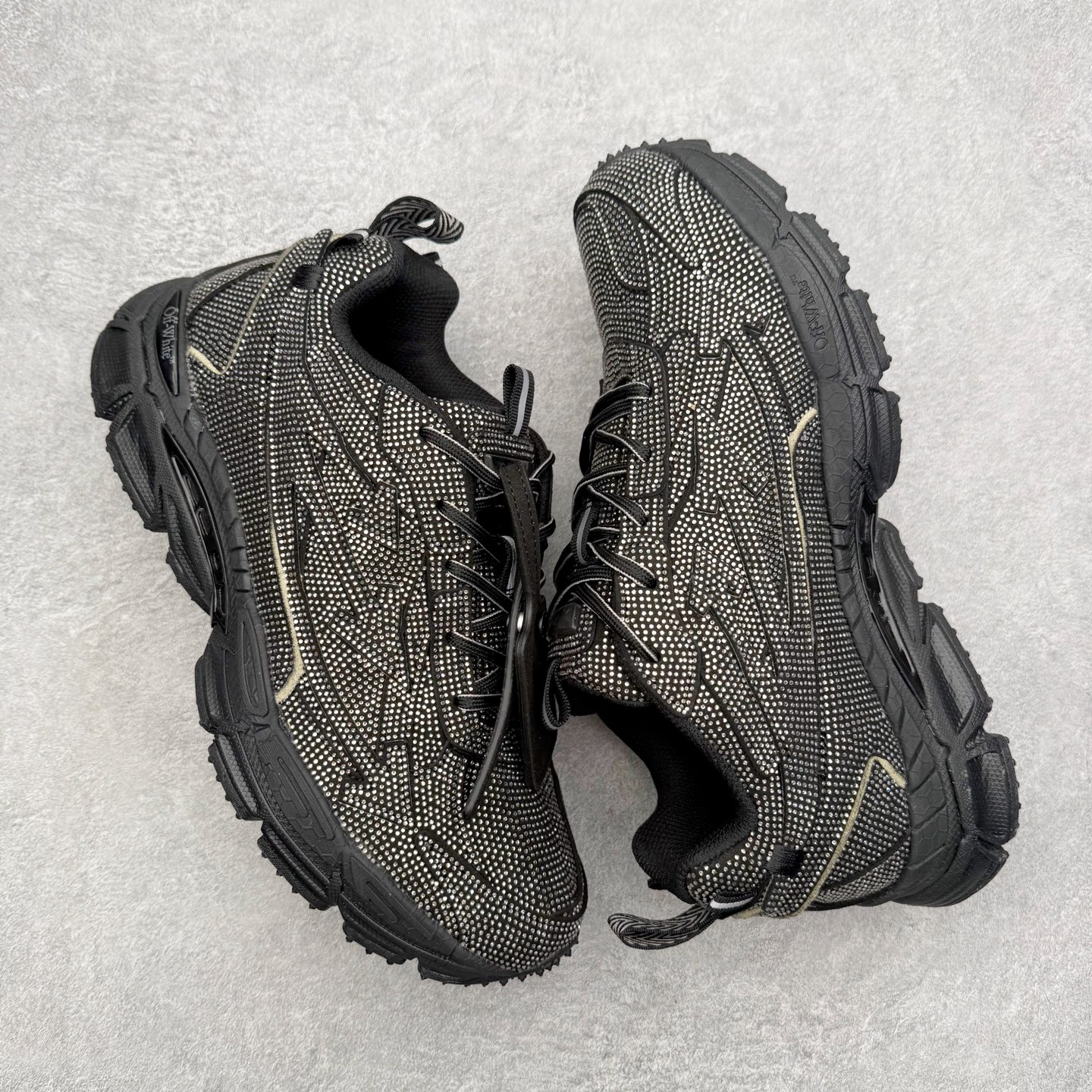 图片[3]-＃KX Off-White 2024年OW最新款跑鞋 #百分百原盒正确版 原楦原纸板数据开发 4层分离大底#鞋面采用3d立体打印和多种材料拼接而成#防滑耐磨透气性轻便跑鞋 作为曾经爆火 并且定位奢潮领域的标志性品牌 Off-White 仍需要不断更新符合当下潮流时尚的复古运动鞋款，以期收获基本盘消费者的关注 此次更新的 Off-White 新款运动鞋将经典复古老爹鞋细节设计更加夸张化 并将标志性箭头设计置于显著位置 除此之外 整个系列的色彩搭配也可谓纷繁多样 总有一款适合你 Off-White最新运动鞋款估计将在未来几个月登陆品牌专柜 喜欢的朋友切莫错过 尺码：36 37 38 39 40 41 42 43 44 45 46 47-选品中心