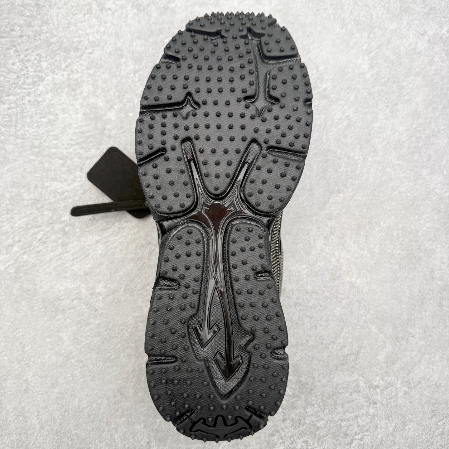 图片[9]-＃KX Off-White 2024年OW最新款跑鞋 #百分百原盒正确版 原楦原纸板数据开发 4层分离大底#鞋面采用3d立体打印和多种材料拼接而成#防滑耐磨透气性轻便跑鞋 作为曾经爆火 并且定位奢潮领域的标志性品牌 Off-White 仍需要不断更新符合当下潮流时尚的复古运动鞋款，以期收获基本盘消费者的关注 此次更新的 Off-White 新款运动鞋将经典复古老爹鞋细节设计更加夸张化 并将标志性箭头设计置于显著位置 除此之外 整个系列的色彩搭配也可谓纷繁多样 总有一款适合你 Off-White最新运动鞋款估计将在未来几个月登陆品牌专柜 喜欢的朋友切莫错过 尺码：36 37 38 39 40 41 42 43 44 45 46 47-选品中心