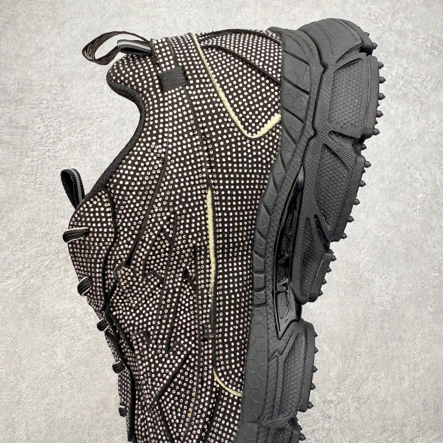 图片[7]-＃KX Off-White 2024年OW最新款跑鞋 #百分百原盒正确版 原楦原纸板数据开发 4层分离大底#鞋面采用3d立体打印和多种材料拼接而成#防滑耐磨透气性轻便跑鞋 作为曾经爆火 并且定位奢潮领域的标志性品牌 Off-White 仍需要不断更新符合当下潮流时尚的复古运动鞋款，以期收获基本盘消费者的关注 此次更新的 Off-White 新款运动鞋将经典复古老爹鞋细节设计更加夸张化 并将标志性箭头设计置于显著位置 除此之外 整个系列的色彩搭配也可谓纷繁多样 总有一款适合你 Off-White最新运动鞋款估计将在未来几个月登陆品牌专柜 喜欢的朋友切莫错过 尺码：36 37 38 39 40 41 42 43 44 45 46 47-选品中心