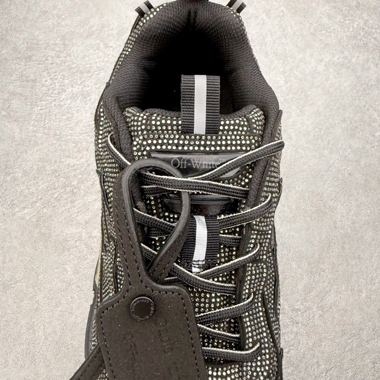 图片[5]-＃KX Off-White 2024年OW最新款跑鞋 #百分百原盒正确版 原楦原纸板数据开发 4层分离大底#鞋面采用3d立体打印和多种材料拼接而成#防滑耐磨透气性轻便跑鞋 作为曾经爆火 并且定位奢潮领域的标志性品牌 Off-White 仍需要不断更新符合当下潮流时尚的复古运动鞋款，以期收获基本盘消费者的关注 此次更新的 Off-White 新款运动鞋将经典复古老爹鞋细节设计更加夸张化 并将标志性箭头设计置于显著位置 除此之外 整个系列的色彩搭配也可谓纷繁多样 总有一款适合你 Off-White最新运动鞋款估计将在未来几个月登陆品牌专柜 喜欢的朋友切莫错过 尺码：36 37 38 39 40 41 42 43 44 45 46 47-选品中心