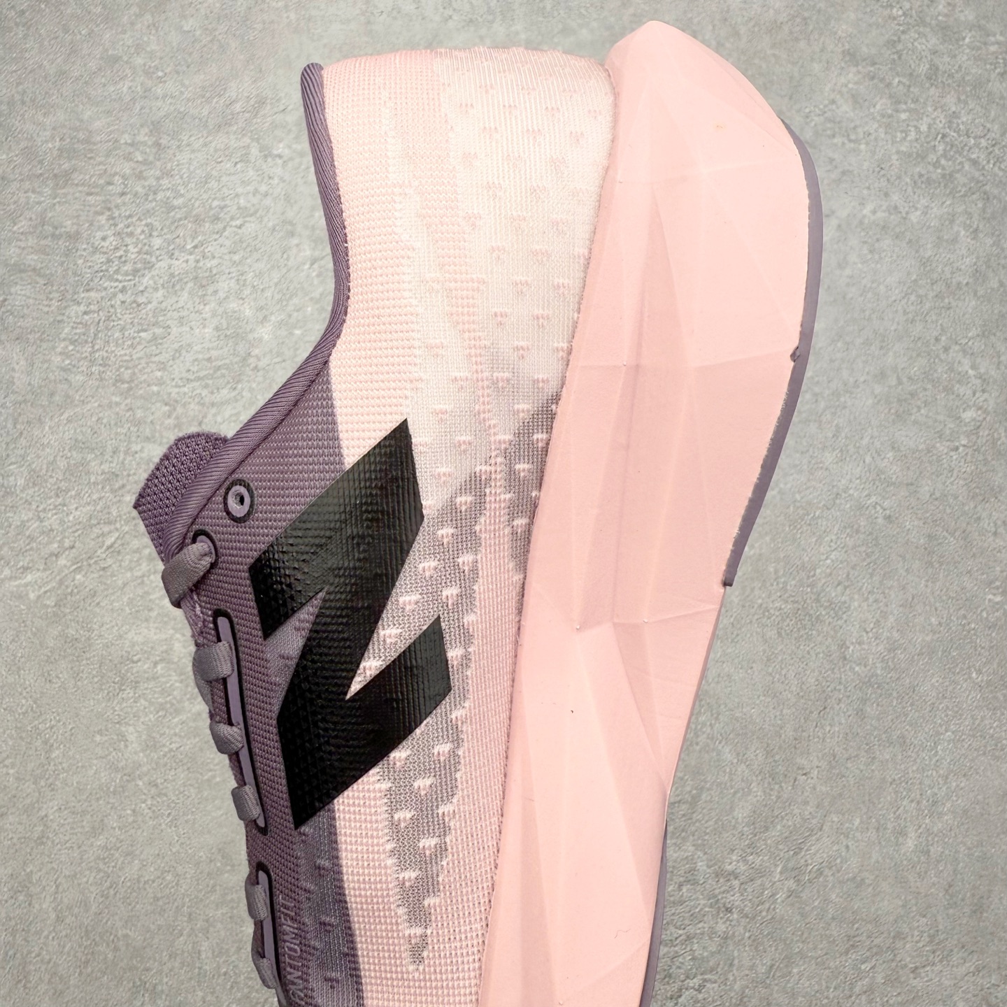 图片[7]-NEW BALANCE Rebel FuelCell Rebel V4 SuperComp Elite 精英版内置碳板 舒适时尚织物减震耐磨低帮马拉松轻量化跑步鞋 NB新百伦于 2019 年夏天首次发布了 Rebel 在制鞋业仍在向强调能量回报的弹力泡沫转变的时候 Rebel 确实是一个叛逆者 快进到 2024 年 Rebel v4 承诺通过重新配制的中底化合物和更高的堆叠高度提供更轻、更有弹性的跑步体验 就像New Balance SC Elite v4一样 Rebel v4 提供了完全重新设计的中底化合物 最新的混合物将 New Balance 专有的 FuelCell 泡沫（TPU 和 EVA 的混合物）与 PEBA 泡沫相结合 带来更弹跳的跑步体验 PEBA是一种超轻 高性能的泡沫 通常出现在镀碳超级鞋中 New Balance Rebel v4、ASICS Novablast 4和Brooks Hyperion Max都是精力充沛的无电镀运动鞋 在速度锻炼和快节奏中大放异彩 这三款鞋都依靠它们的中底泡沫和轻微的摇杆形状来创造一种向前滚动的感觉 而且虽然这些鞋子在堆叠高度和重量方面各不相同 但它们提供了相似的软硬比例 有足够的流行力来加快步伐 尺码：36 37 37.5 38 38.5 39.5 40 40.5 41.5 42 42.5 43 44 45-选品中心