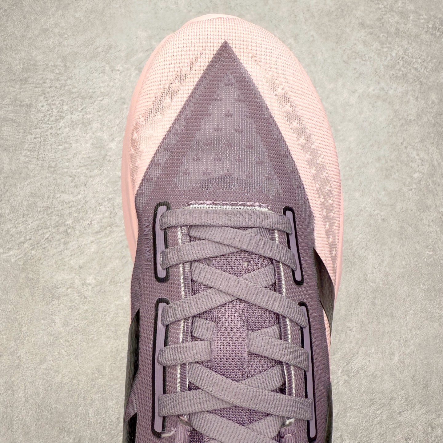 图片[4]-NEW BALANCE Rebel FuelCell Rebel V4 SuperComp Elite 精英版内置碳板 舒适时尚织物减震耐磨低帮马拉松轻量化跑步鞋 NB新百伦于 2019 年夏天首次发布了 Rebel 在制鞋业仍在向强调能量回报的弹力泡沫转变的时候 Rebel 确实是一个叛逆者 快进到 2024 年 Rebel v4 承诺通过重新配制的中底化合物和更高的堆叠高度提供更轻、更有弹性的跑步体验 就像New Balance SC Elite v4一样 Rebel v4 提供了完全重新设计的中底化合物 最新的混合物将 New Balance 专有的 FuelCell 泡沫（TPU 和 EVA 的混合物）与 PEBA 泡沫相结合 带来更弹跳的跑步体验 PEBA是一种超轻 高性能的泡沫 通常出现在镀碳超级鞋中 New Balance Rebel v4、ASICS Novablast 4和Brooks Hyperion Max都是精力充沛的无电镀运动鞋 在速度锻炼和快节奏中大放异彩 这三款鞋都依靠它们的中底泡沫和轻微的摇杆形状来创造一种向前滚动的感觉 而且虽然这些鞋子在堆叠高度和重量方面各不相同 但它们提供了相似的软硬比例 有足够的流行力来加快步伐 尺码：36 37 37.5 38 38.5 39.5 40 40.5 41.5 42 42.5 43 44 45-选品中心