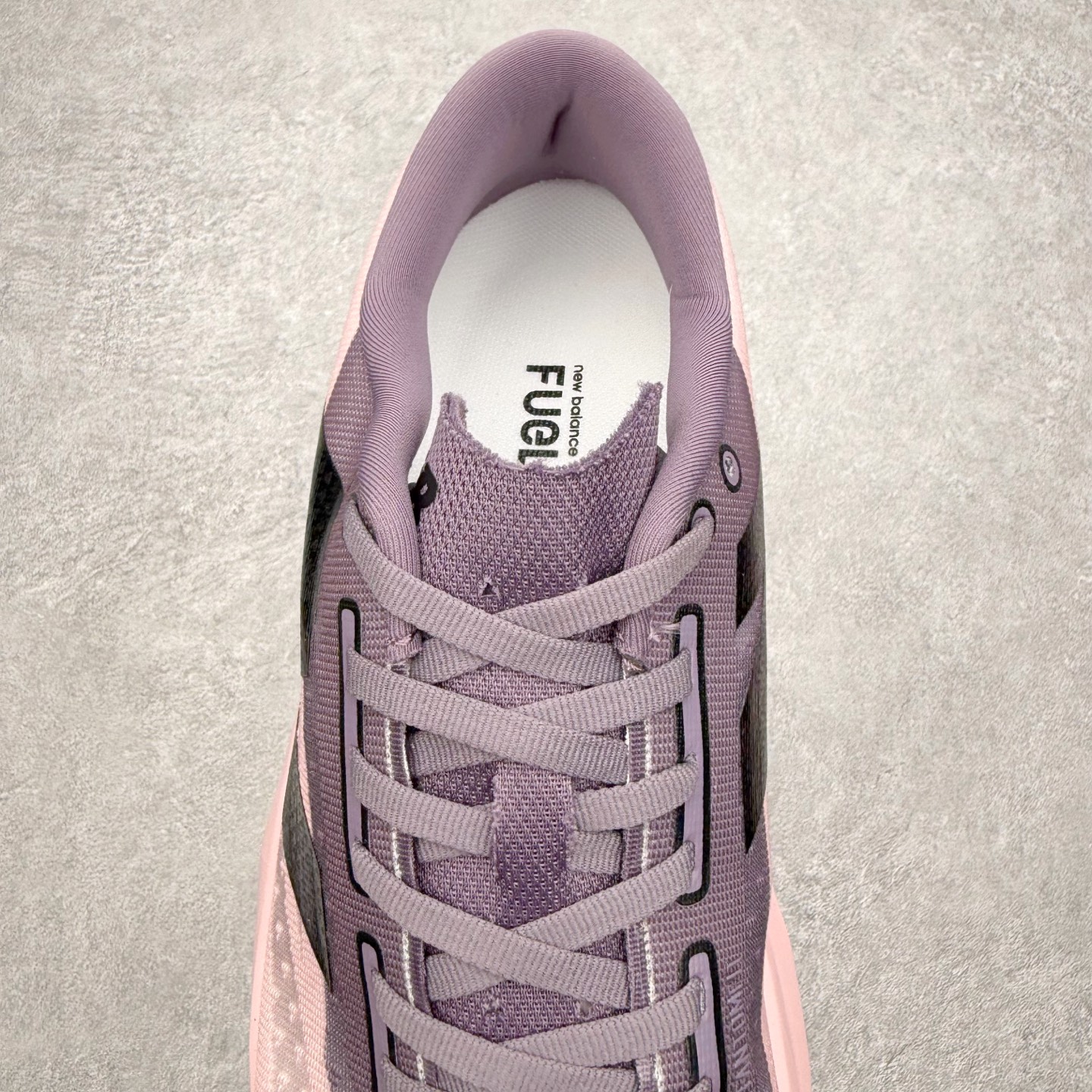 图片[5]-NEW BALANCE Rebel FuelCell Rebel V4 SuperComp Elite 精英版内置碳板 舒适时尚织物减震耐磨低帮马拉松轻量化跑步鞋 NB新百伦于 2019 年夏天首次发布了 Rebel 在制鞋业仍在向强调能量回报的弹力泡沫转变的时候 Rebel 确实是一个叛逆者 快进到 2024 年 Rebel v4 承诺通过重新配制的中底化合物和更高的堆叠高度提供更轻、更有弹性的跑步体验 就像New Balance SC Elite v4一样 Rebel v4 提供了完全重新设计的中底化合物 最新的混合物将 New Balance 专有的 FuelCell 泡沫（TPU 和 EVA 的混合物）与 PEBA 泡沫相结合 带来更弹跳的跑步体验 PEBA是一种超轻 高性能的泡沫 通常出现在镀碳超级鞋中 New Balance Rebel v4、ASICS Novablast 4和Brooks Hyperion Max都是精力充沛的无电镀运动鞋 在速度锻炼和快节奏中大放异彩 这三款鞋都依靠它们的中底泡沫和轻微的摇杆形状来创造一种向前滚动的感觉 而且虽然这些鞋子在堆叠高度和重量方面各不相同 但它们提供了相似的软硬比例 有足够的流行力来加快步伐 尺码：36 37 37.5 38 38.5 39.5 40 40.5 41.5 42 42.5 43 44 45-选品中心