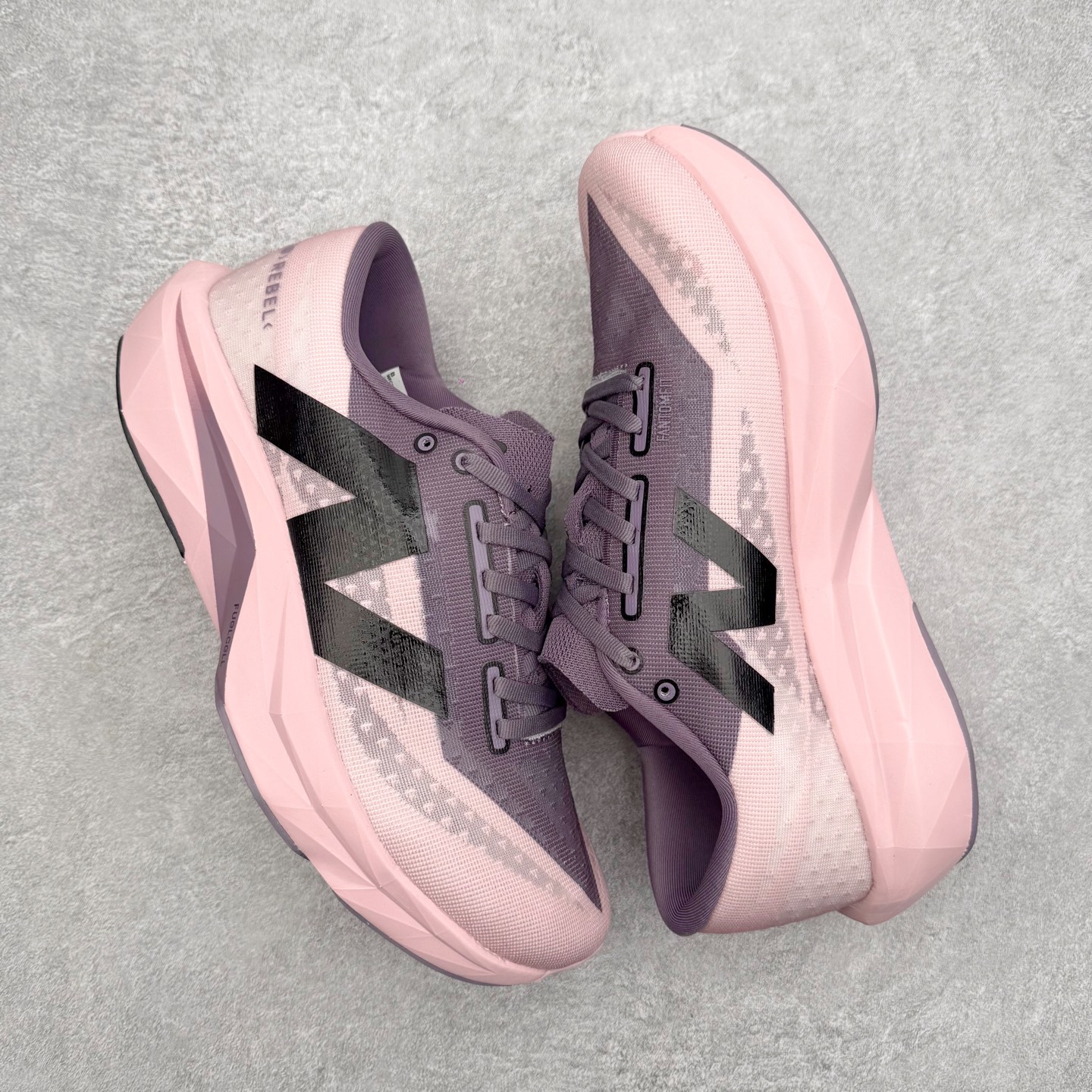 图片[3]-NEW BALANCE Rebel FuelCell Rebel V4 SuperComp Elite 精英版内置碳板 舒适时尚织物减震耐磨低帮马拉松轻量化跑步鞋 NB新百伦于 2019 年夏天首次发布了 Rebel 在制鞋业仍在向强调能量回报的弹力泡沫转变的时候 Rebel 确实是一个叛逆者 快进到 2024 年 Rebel v4 承诺通过重新配制的中底化合物和更高的堆叠高度提供更轻、更有弹性的跑步体验 就像New Balance SC Elite v4一样 Rebel v4 提供了完全重新设计的中底化合物 最新的混合物将 New Balance 专有的 FuelCell 泡沫（TPU 和 EVA 的混合物）与 PEBA 泡沫相结合 带来更弹跳的跑步体验 PEBA是一种超轻 高性能的泡沫 通常出现在镀碳超级鞋中 New Balance Rebel v4、ASICS Novablast 4和Brooks Hyperion Max都是精力充沛的无电镀运动鞋 在速度锻炼和快节奏中大放异彩 这三款鞋都依靠它们的中底泡沫和轻微的摇杆形状来创造一种向前滚动的感觉 而且虽然这些鞋子在堆叠高度和重量方面各不相同 但它们提供了相似的软硬比例 有足够的流行力来加快步伐 尺码：36 37 37.5 38 38.5 39.5 40 40.5 41.5 42 42.5 43 44 45-选品中心