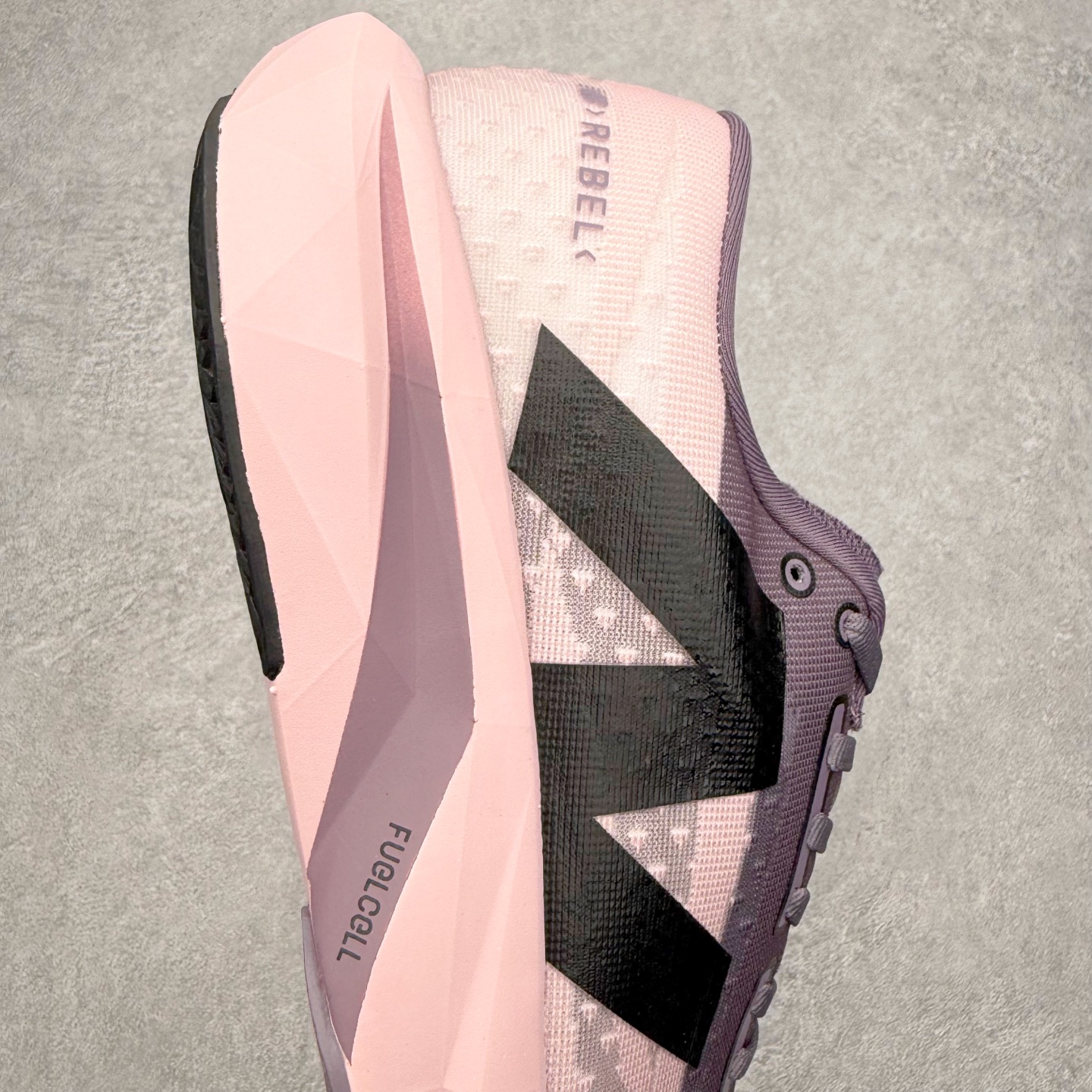 图片[6]-NEW BALANCE Rebel FuelCell Rebel V4 SuperComp Elite 精英版内置碳板 舒适时尚织物减震耐磨低帮马拉松轻量化跑步鞋 NB新百伦于 2019 年夏天首次发布了 Rebel 在制鞋业仍在向强调能量回报的弹力泡沫转变的时候 Rebel 确实是一个叛逆者 快进到 2024 年 Rebel v4 承诺通过重新配制的中底化合物和更高的堆叠高度提供更轻、更有弹性的跑步体验 就像New Balance SC Elite v4一样 Rebel v4 提供了完全重新设计的中底化合物 最新的混合物将 New Balance 专有的 FuelCell 泡沫（TPU 和 EVA 的混合物）与 PEBA 泡沫相结合 带来更弹跳的跑步体验 PEBA是一种超轻 高性能的泡沫 通常出现在镀碳超级鞋中 New Balance Rebel v4、ASICS Novablast 4和Brooks Hyperion Max都是精力充沛的无电镀运动鞋 在速度锻炼和快节奏中大放异彩 这三款鞋都依靠它们的中底泡沫和轻微的摇杆形状来创造一种向前滚动的感觉 而且虽然这些鞋子在堆叠高度和重量方面各不相同 但它们提供了相似的软硬比例 有足够的流行力来加快步伐 尺码：36 37 37.5 38 38.5 39.5 40 40.5 41.5 42 42.5 43 44 45-选品中心