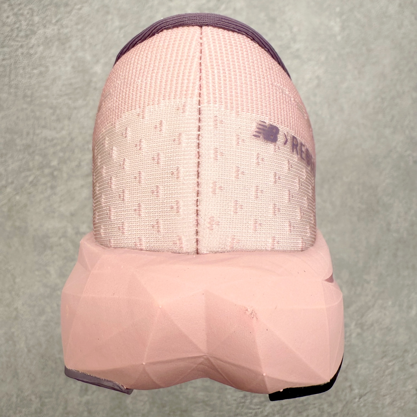 图片[8]-NEW BALANCE Rebel FuelCell Rebel V4 SuperComp Elite 精英版内置碳板 舒适时尚织物减震耐磨低帮马拉松轻量化跑步鞋 NB新百伦于 2019 年夏天首次发布了 Rebel 在制鞋业仍在向强调能量回报的弹力泡沫转变的时候 Rebel 确实是一个叛逆者 快进到 2024 年 Rebel v4 承诺通过重新配制的中底化合物和更高的堆叠高度提供更轻、更有弹性的跑步体验 就像New Balance SC Elite v4一样 Rebel v4 提供了完全重新设计的中底化合物 最新的混合物将 New Balance 专有的 FuelCell 泡沫（TPU 和 EVA 的混合物）与 PEBA 泡沫相结合 带来更弹跳的跑步体验 PEBA是一种超轻 高性能的泡沫 通常出现在镀碳超级鞋中 New Balance Rebel v4、ASICS Novablast 4和Brooks Hyperion Max都是精力充沛的无电镀运动鞋 在速度锻炼和快节奏中大放异彩 这三款鞋都依靠它们的中底泡沫和轻微的摇杆形状来创造一种向前滚动的感觉 而且虽然这些鞋子在堆叠高度和重量方面各不相同 但它们提供了相似的软硬比例 有足够的流行力来加快步伐 尺码：36 37 37.5 38 38.5 39.5 40 40.5 41.5 42 42.5 43 44 45-选品中心