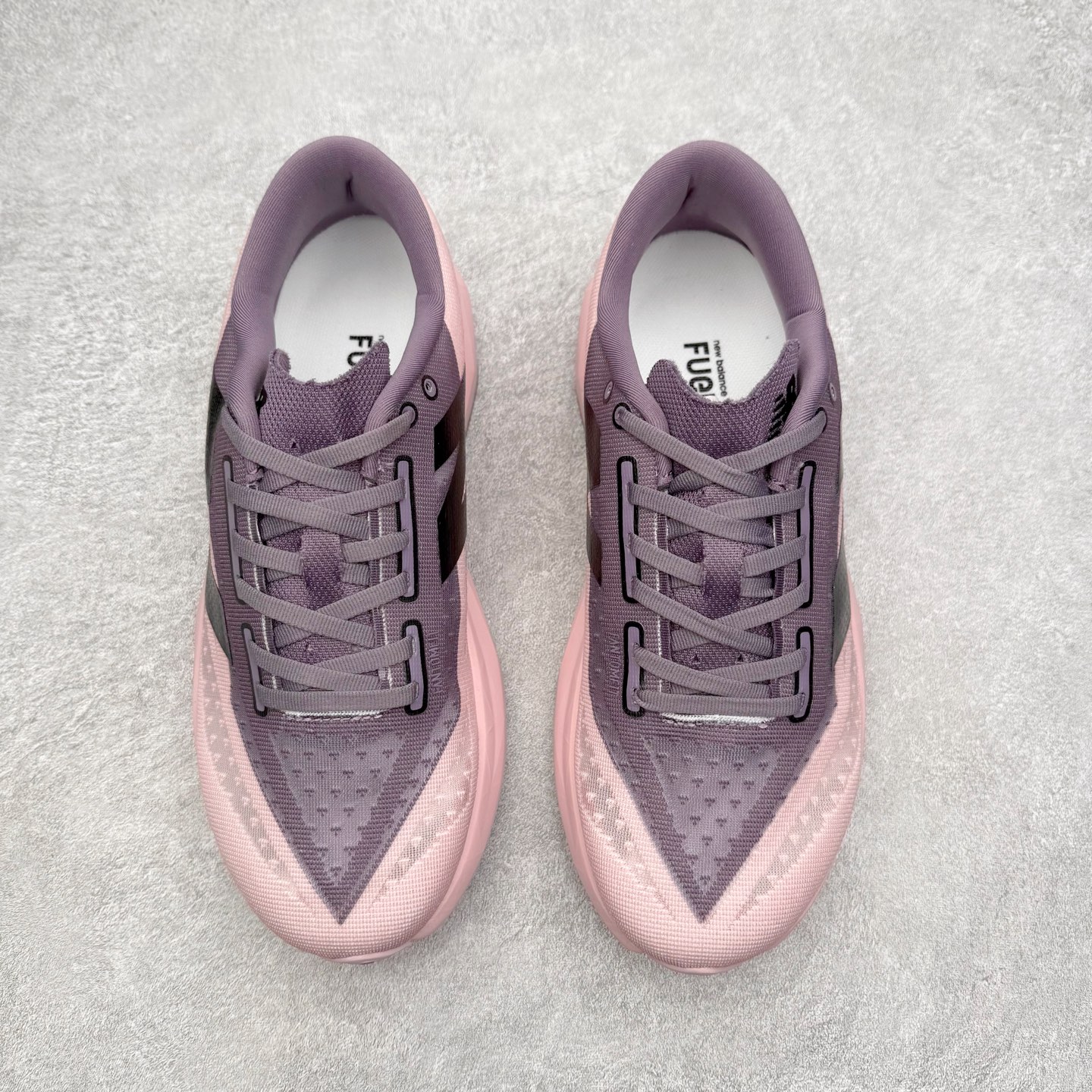 图片[2]-NEW BALANCE Rebel FuelCell Rebel V4 SuperComp Elite 精英版内置碳板 舒适时尚织物减震耐磨低帮马拉松轻量化跑步鞋 NB新百伦于 2019 年夏天首次发布了 Rebel 在制鞋业仍在向强调能量回报的弹力泡沫转变的时候 Rebel 确实是一个叛逆者 快进到 2024 年 Rebel v4 承诺通过重新配制的中底化合物和更高的堆叠高度提供更轻、更有弹性的跑步体验 就像New Balance SC Elite v4一样 Rebel v4 提供了完全重新设计的中底化合物 最新的混合物将 New Balance 专有的 FuelCell 泡沫（TPU 和 EVA 的混合物）与 PEBA 泡沫相结合 带来更弹跳的跑步体验 PEBA是一种超轻 高性能的泡沫 通常出现在镀碳超级鞋中 New Balance Rebel v4、ASICS Novablast 4和Brooks Hyperion Max都是精力充沛的无电镀运动鞋 在速度锻炼和快节奏中大放异彩 这三款鞋都依靠它们的中底泡沫和轻微的摇杆形状来创造一种向前滚动的感觉 而且虽然这些鞋子在堆叠高度和重量方面各不相同 但它们提供了相似的软硬比例 有足够的流行力来加快步伐 尺码：36 37 37.5 38 38.5 39.5 40 40.5 41.5 42 42.5 43 44 45-选品中心