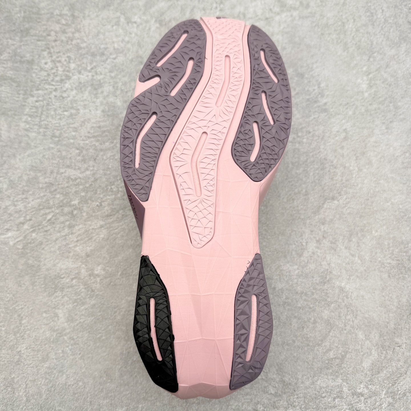 图片[9]-NEW BALANCE Rebel FuelCell Rebel V4 SuperComp Elite 精英版内置碳板 舒适时尚织物减震耐磨低帮马拉松轻量化跑步鞋 NB新百伦于 2019 年夏天首次发布了 Rebel 在制鞋业仍在向强调能量回报的弹力泡沫转变的时候 Rebel 确实是一个叛逆者 快进到 2024 年 Rebel v4 承诺通过重新配制的中底化合物和更高的堆叠高度提供更轻、更有弹性的跑步体验 就像New Balance SC Elite v4一样 Rebel v4 提供了完全重新设计的中底化合物 最新的混合物将 New Balance 专有的 FuelCell 泡沫（TPU 和 EVA 的混合物）与 PEBA 泡沫相结合 带来更弹跳的跑步体验 PEBA是一种超轻 高性能的泡沫 通常出现在镀碳超级鞋中 New Balance Rebel v4、ASICS Novablast 4和Brooks Hyperion Max都是精力充沛的无电镀运动鞋 在速度锻炼和快节奏中大放异彩 这三款鞋都依靠它们的中底泡沫和轻微的摇杆形状来创造一种向前滚动的感觉 而且虽然这些鞋子在堆叠高度和重量方面各不相同 但它们提供了相似的软硬比例 有足够的流行力来加快步伐 尺码：36 37 37.5 38 38.5 39.5 40 40.5 41.5 42 42.5 43 44 45-选品中心