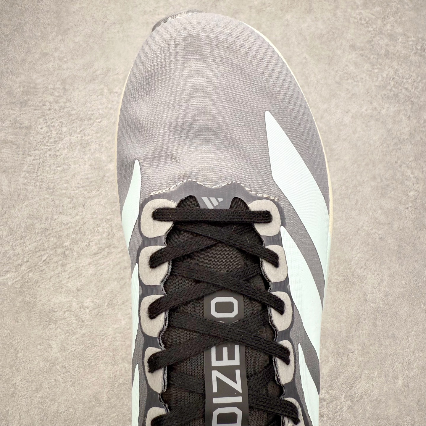 图片[4]-AD Adizero EVO SL 2 马拉松竞速专业跑鞋 CELERMESH针织网面非常轻薄 纤维间的缝隙很大 可以保证跑步时的透气、排汗效果 鞋舌直接与两侧的内衬和鞋底连接在一起 在跑步过程中不会被鞋舌的左右移动所困扰 在标准鞋带孔的基础上再拓宽一组鞋带孔 适合不同脚型的需求 突破性 EnergyRods 技术，有助于跑者实现更好的成绩 中底独特的LIGHTSTRIKE PRO泡棉材质 微弹感觉在跑步过程中给予了良好的支撑体验 对于顶级精英和高水平进阶跑者来说 ADIOS PRO是一双值得信赖的竞速比赛用鞋 尺码：36 36.5 37.5 38 38.5 39 40 40.5 41 42 42.5 43 44 44.5 45-选品中心