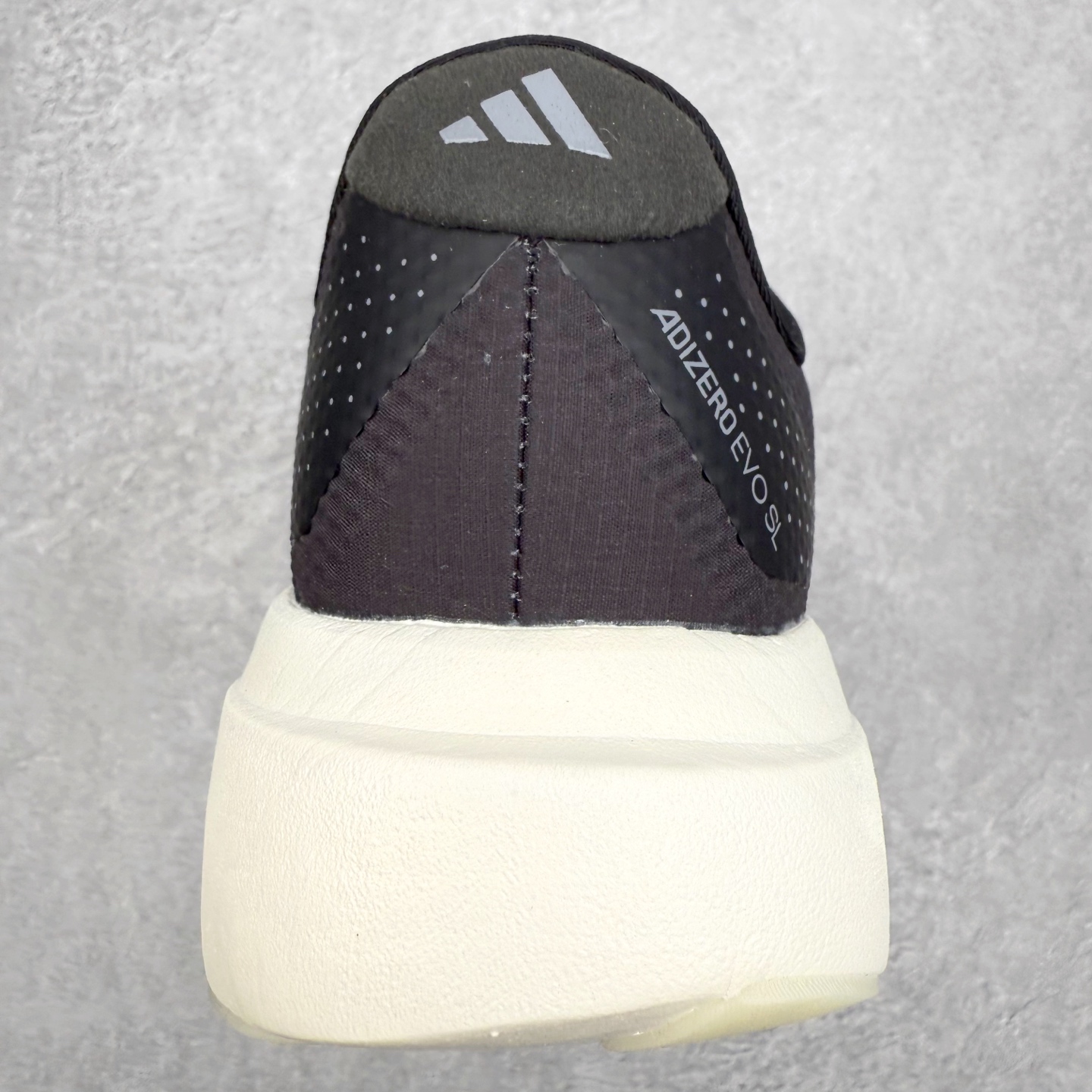 图片[8]-AD Adizero EVO SL 2 马拉松竞速专业跑鞋 CELERMESH针织网面非常轻薄 纤维间的缝隙很大 可以保证跑步时的透气、排汗效果 鞋舌直接与两侧的内衬和鞋底连接在一起 在跑步过程中不会被鞋舌的左右移动所困扰 在标准鞋带孔的基础上再拓宽一组鞋带孔 适合不同脚型的需求 突破性 EnergyRods 技术，有助于跑者实现更好的成绩 中底独特的LIGHTSTRIKE PRO泡棉材质 微弹感觉在跑步过程中给予了良好的支撑体验 对于顶级精英和高水平进阶跑者来说 ADIOS PRO是一双值得信赖的竞速比赛用鞋 尺码：36 36.5 37.5 38 38.5 39 40 40.5 41 42 42.5 43 44 44.5 45-选品中心