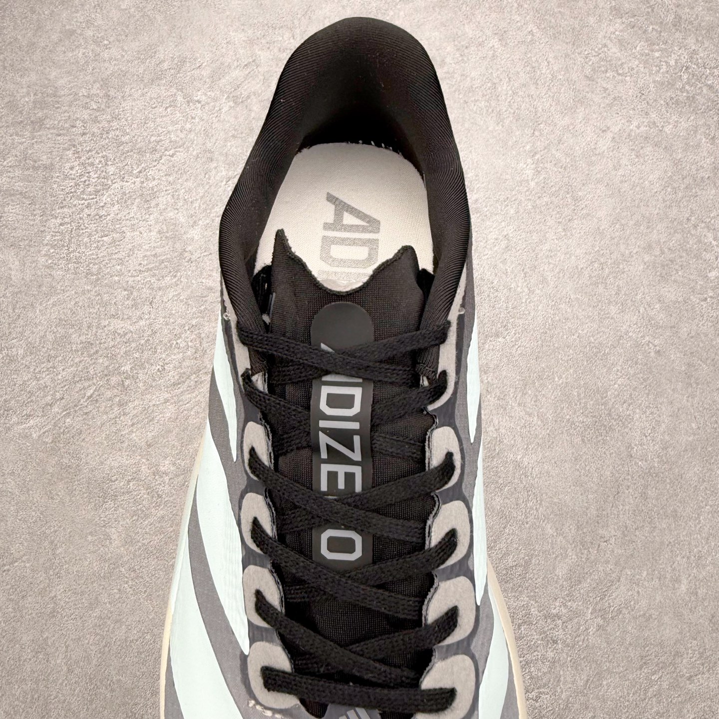 图片[5]-AD Adizero EVO SL 2 马拉松竞速专业跑鞋 CELERMESH针织网面非常轻薄 纤维间的缝隙很大 可以保证跑步时的透气、排汗效果 鞋舌直接与两侧的内衬和鞋底连接在一起 在跑步过程中不会被鞋舌的左右移动所困扰 在标准鞋带孔的基础上再拓宽一组鞋带孔 适合不同脚型的需求 突破性 EnergyRods 技术，有助于跑者实现更好的成绩 中底独特的LIGHTSTRIKE PRO泡棉材质 微弹感觉在跑步过程中给予了良好的支撑体验 对于顶级精英和高水平进阶跑者来说 ADIOS PRO是一双值得信赖的竞速比赛用鞋 尺码：36 36.5 37.5 38 38.5 39 40 40.5 41 42 42.5 43 44 44.5 45-选品中心