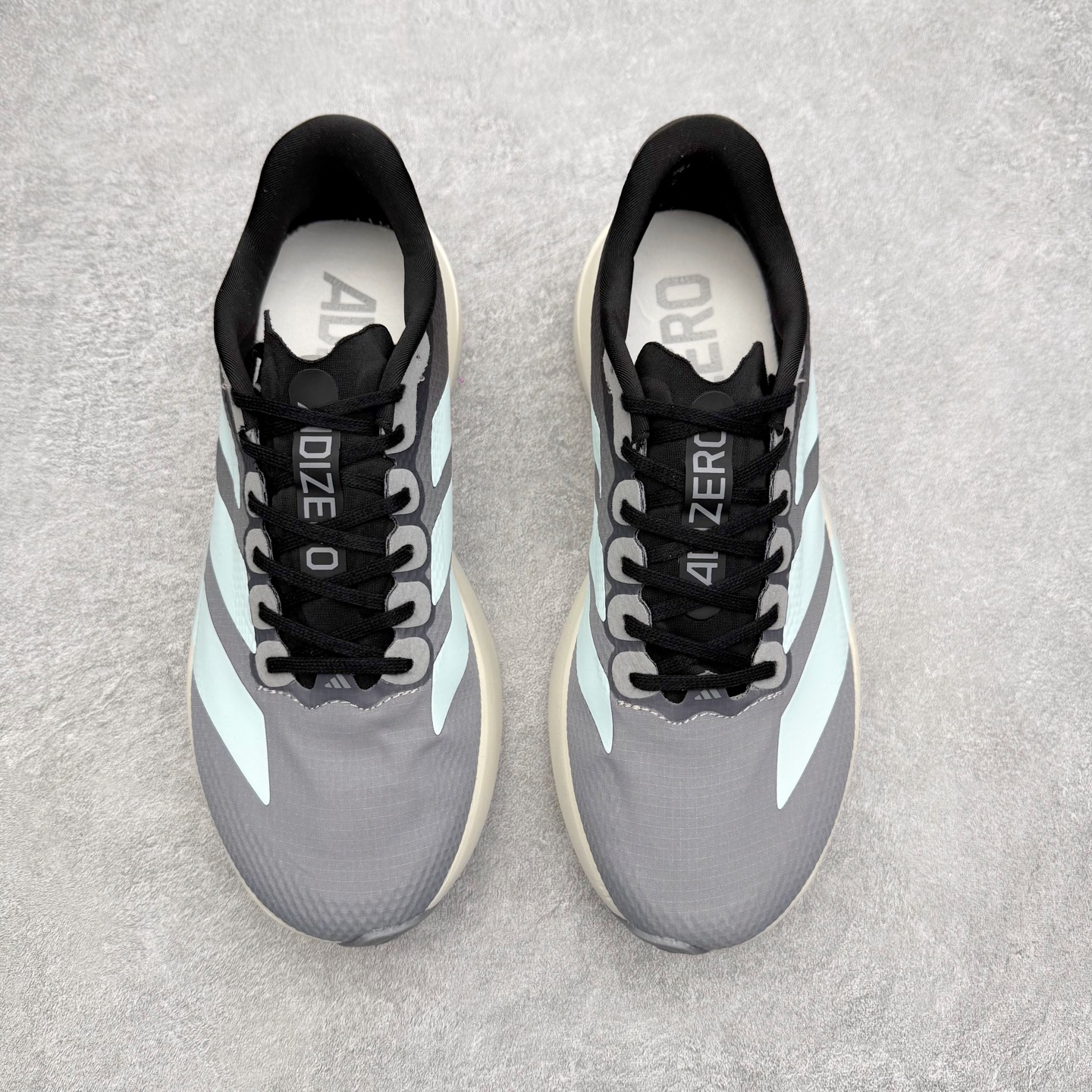 图片[2]-AD Adizero EVO SL 2 马拉松竞速专业跑鞋 CELERMESH针织网面非常轻薄 纤维间的缝隙很大 可以保证跑步时的透气、排汗效果 鞋舌直接与两侧的内衬和鞋底连接在一起 在跑步过程中不会被鞋舌的左右移动所困扰 在标准鞋带孔的基础上再拓宽一组鞋带孔 适合不同脚型的需求 突破性 EnergyRods 技术，有助于跑者实现更好的成绩 中底独特的LIGHTSTRIKE PRO泡棉材质 微弹感觉在跑步过程中给予了良好的支撑体验 对于顶级精英和高水平进阶跑者来说 ADIOS PRO是一双值得信赖的竞速比赛用鞋 尺码：36 36.5 37.5 38 38.5 39 40 40.5 41 42 42.5 43 44 44.5 45-选品中心