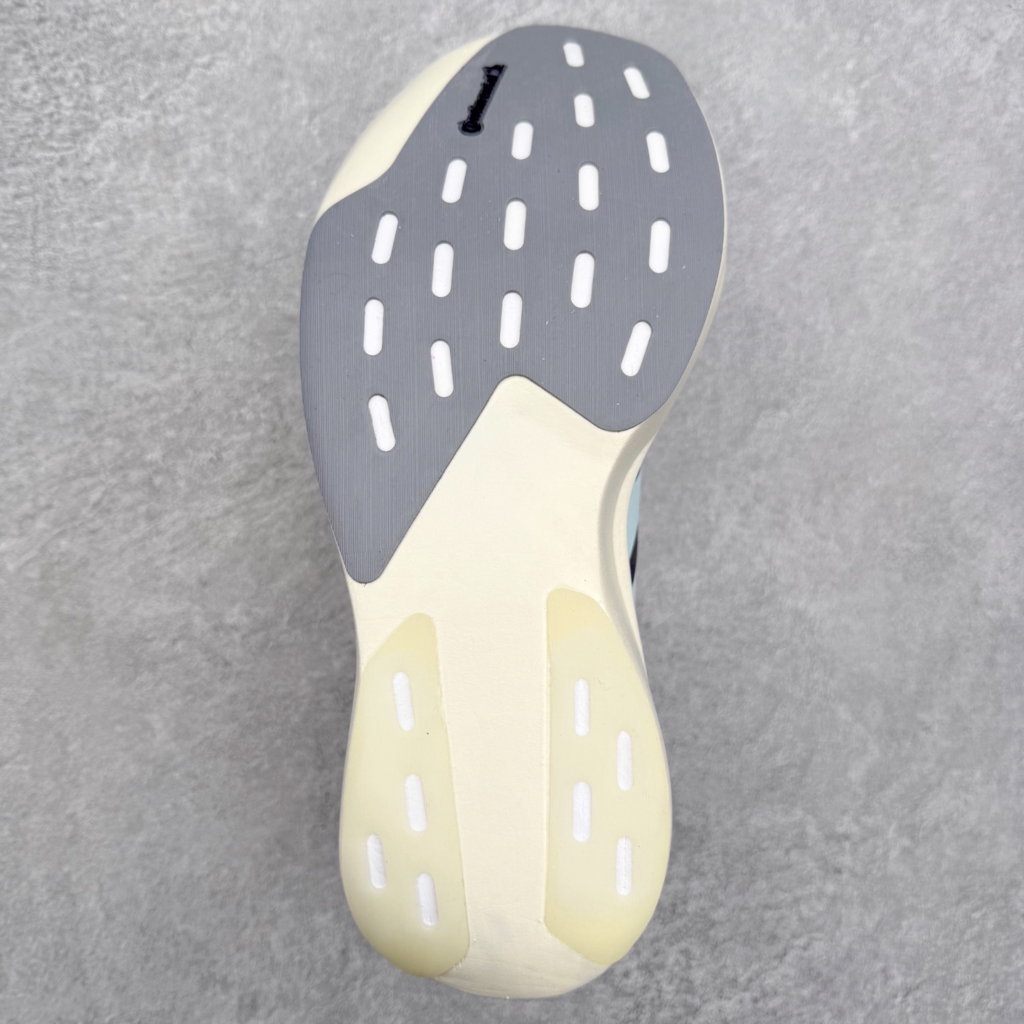 图片[9]-AD Adizero EVO SL 2 马拉松竞速专业跑鞋 CELERMESH针织网面非常轻薄 纤维间的缝隙很大 可以保证跑步时的透气、排汗效果 鞋舌直接与两侧的内衬和鞋底连接在一起 在跑步过程中不会被鞋舌的左右移动所困扰 在标准鞋带孔的基础上再拓宽一组鞋带孔 适合不同脚型的需求 突破性 EnergyRods 技术，有助于跑者实现更好的成绩 中底独特的LIGHTSTRIKE PRO泡棉材质 微弹感觉在跑步过程中给予了良好的支撑体验 对于顶级精英和高水平进阶跑者来说 ADIOS PRO是一双值得信赖的竞速比赛用鞋 尺码：36 36.5 37.5 38 38.5 39 40 40.5 41 42 42.5 43 44 44.5 45-选品中心