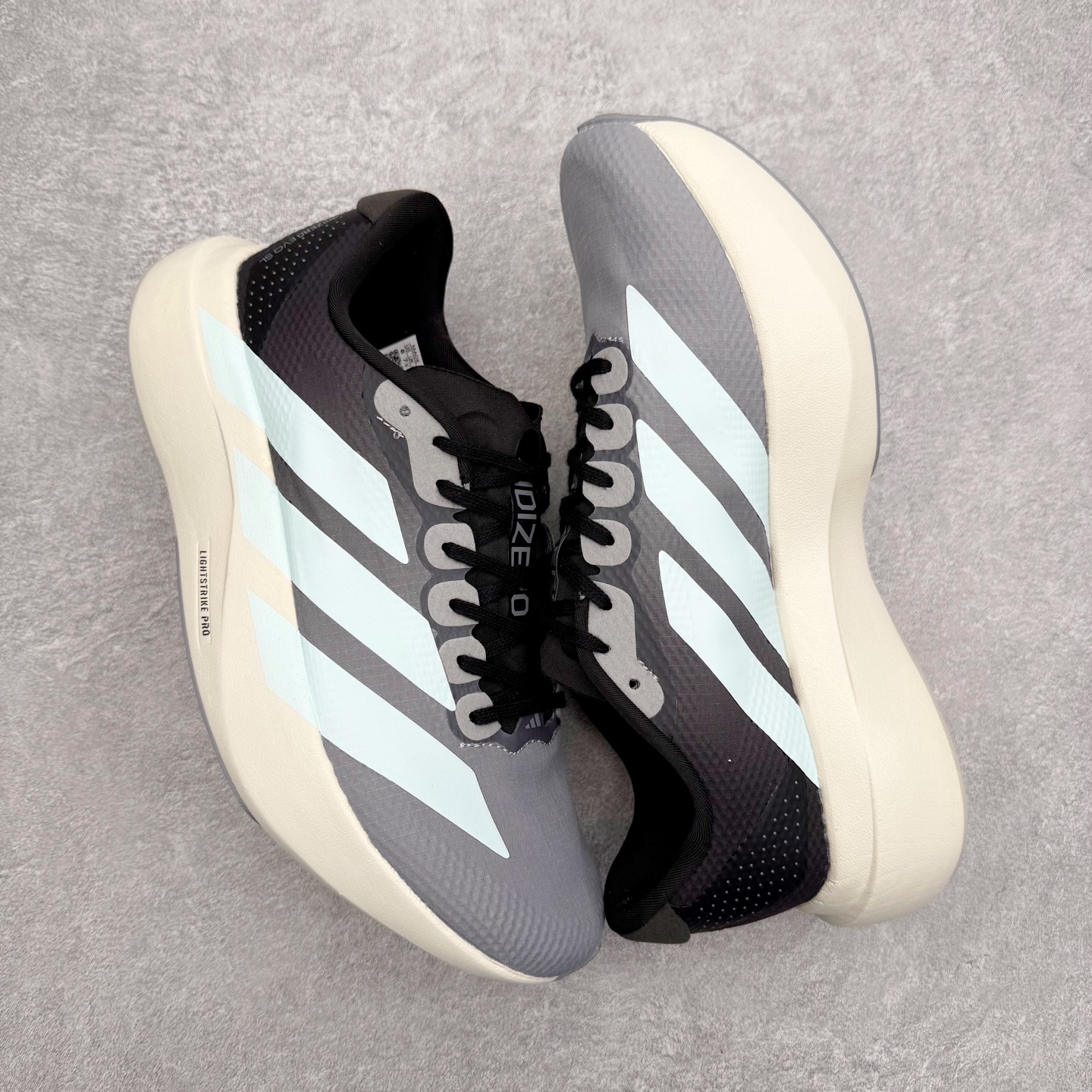 图片[3]-AD Adizero EVO SL 2 马拉松竞速专业跑鞋 CELERMESH针织网面非常轻薄 纤维间的缝隙很大 可以保证跑步时的透气、排汗效果 鞋舌直接与两侧的内衬和鞋底连接在一起 在跑步过程中不会被鞋舌的左右移动所困扰 在标准鞋带孔的基础上再拓宽一组鞋带孔 适合不同脚型的需求 突破性 EnergyRods 技术，有助于跑者实现更好的成绩 中底独特的LIGHTSTRIKE PRO泡棉材质 微弹感觉在跑步过程中给予了良好的支撑体验 对于顶级精英和高水平进阶跑者来说 ADIOS PRO是一双值得信赖的竞速比赛用鞋 尺码：36 36.5 37.5 38 38.5 39 40 40.5 41 42 42.5 43 44 44.5 45-选品中心