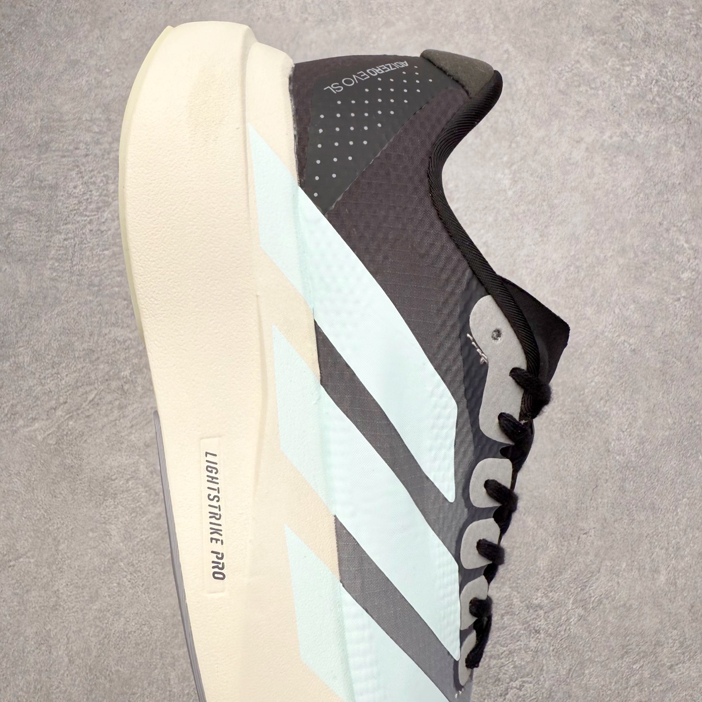 图片[6]-AD Adizero EVO SL 2 马拉松竞速专业跑鞋 CELERMESH针织网面非常轻薄 纤维间的缝隙很大 可以保证跑步时的透气、排汗效果 鞋舌直接与两侧的内衬和鞋底连接在一起 在跑步过程中不会被鞋舌的左右移动所困扰 在标准鞋带孔的基础上再拓宽一组鞋带孔 适合不同脚型的需求 突破性 EnergyRods 技术，有助于跑者实现更好的成绩 中底独特的LIGHTSTRIKE PRO泡棉材质 微弹感觉在跑步过程中给予了良好的支撑体验 对于顶级精英和高水平进阶跑者来说 ADIOS PRO是一双值得信赖的竞速比赛用鞋 尺码：36 36.5 37.5 38 38.5 39 40 40.5 41 42 42.5 43 44 44.5 45-选品中心