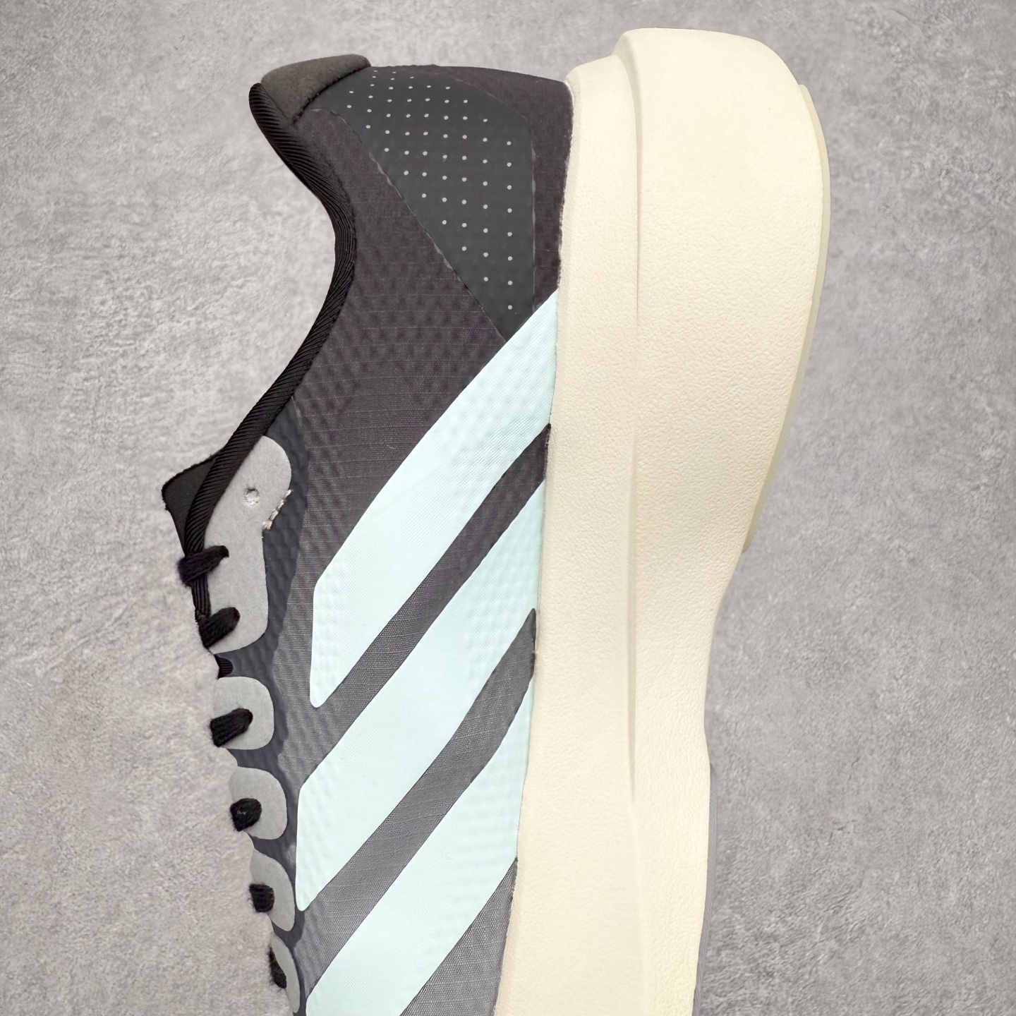 图片[7]-AD Adizero EVO SL 2 马拉松竞速专业跑鞋 CELERMESH针织网面非常轻薄 纤维间的缝隙很大 可以保证跑步时的透气、排汗效果 鞋舌直接与两侧的内衬和鞋底连接在一起 在跑步过程中不会被鞋舌的左右移动所困扰 在标准鞋带孔的基础上再拓宽一组鞋带孔 适合不同脚型的需求 突破性 EnergyRods 技术，有助于跑者实现更好的成绩 中底独特的LIGHTSTRIKE PRO泡棉材质 微弹感觉在跑步过程中给予了良好的支撑体验 对于顶级精英和高水平进阶跑者来说 ADIOS PRO是一双值得信赖的竞速比赛用鞋 尺码：36 36.5 37.5 38 38.5 39 40 40.5 41 42 42.5 43 44 44.5 45-选品中心