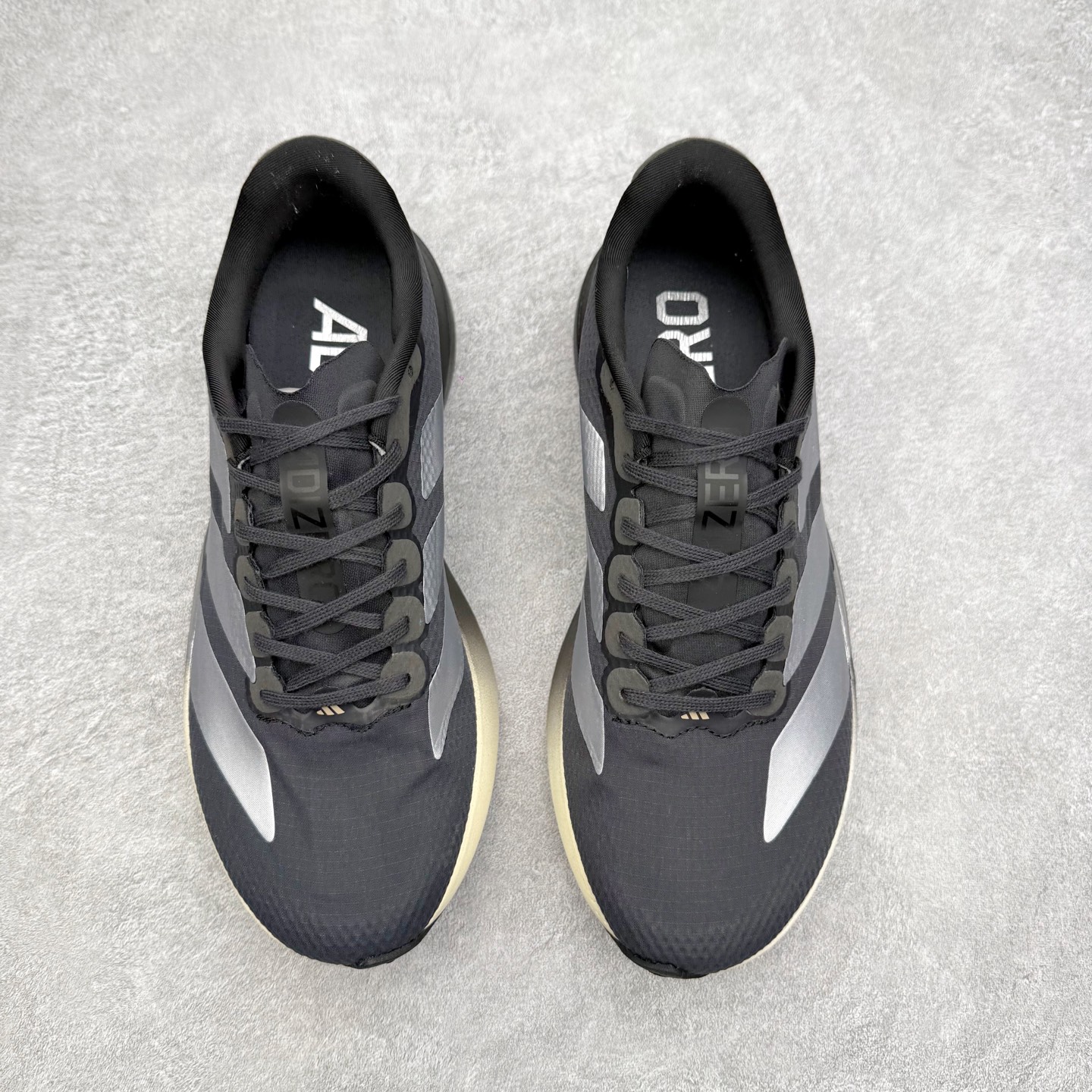 图片[2]-AD Adizero EVO SL 2 马拉松竞速专业跑鞋 CELERMESH针织网面非常轻薄 纤维间的缝隙很大 可以保证跑步时的透气、排汗效果 鞋舌直接与两侧的内衬和鞋底连接在一起 在跑步过程中不会被鞋舌的左右移动所困扰 在标准鞋带孔的基础上再拓宽一组鞋带孔 适合不同脚型的需求 突破性 EnergyRods 技术，有助于跑者实现更好的成绩 中底独特的LIGHTSTRIKE PRO泡棉材质 微弹感觉在跑步过程中给予了良好的支撑体验 对于顶级精英和高水平进阶跑者来说 ADIOS PRO是一双值得信赖的竞速比赛用鞋 尺码：36 36.5 37.5 38 38.5 39 40 40.5 41 42 42.5 43 44 44.5 45-选品中心