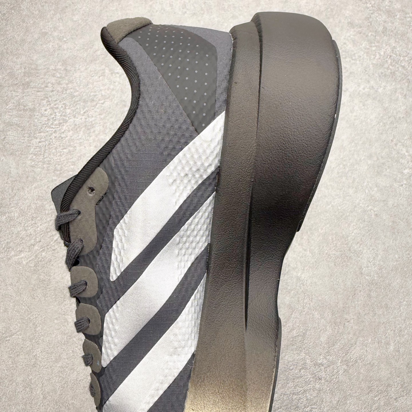 图片[7]-AD Adizero EVO SL 2 马拉松竞速专业跑鞋 CELERMESH针织网面非常轻薄 纤维间的缝隙很大 可以保证跑步时的透气、排汗效果 鞋舌直接与两侧的内衬和鞋底连接在一起 在跑步过程中不会被鞋舌的左右移动所困扰 在标准鞋带孔的基础上再拓宽一组鞋带孔 适合不同脚型的需求 突破性 EnergyRods 技术，有助于跑者实现更好的成绩 中底独特的LIGHTSTRIKE PRO泡棉材质 微弹感觉在跑步过程中给予了良好的支撑体验 对于顶级精英和高水平进阶跑者来说 ADIOS PRO是一双值得信赖的竞速比赛用鞋 尺码：36 36.5 37.5 38 38.5 39 40 40.5 41 42 42.5 43 44 44.5 45-选品中心