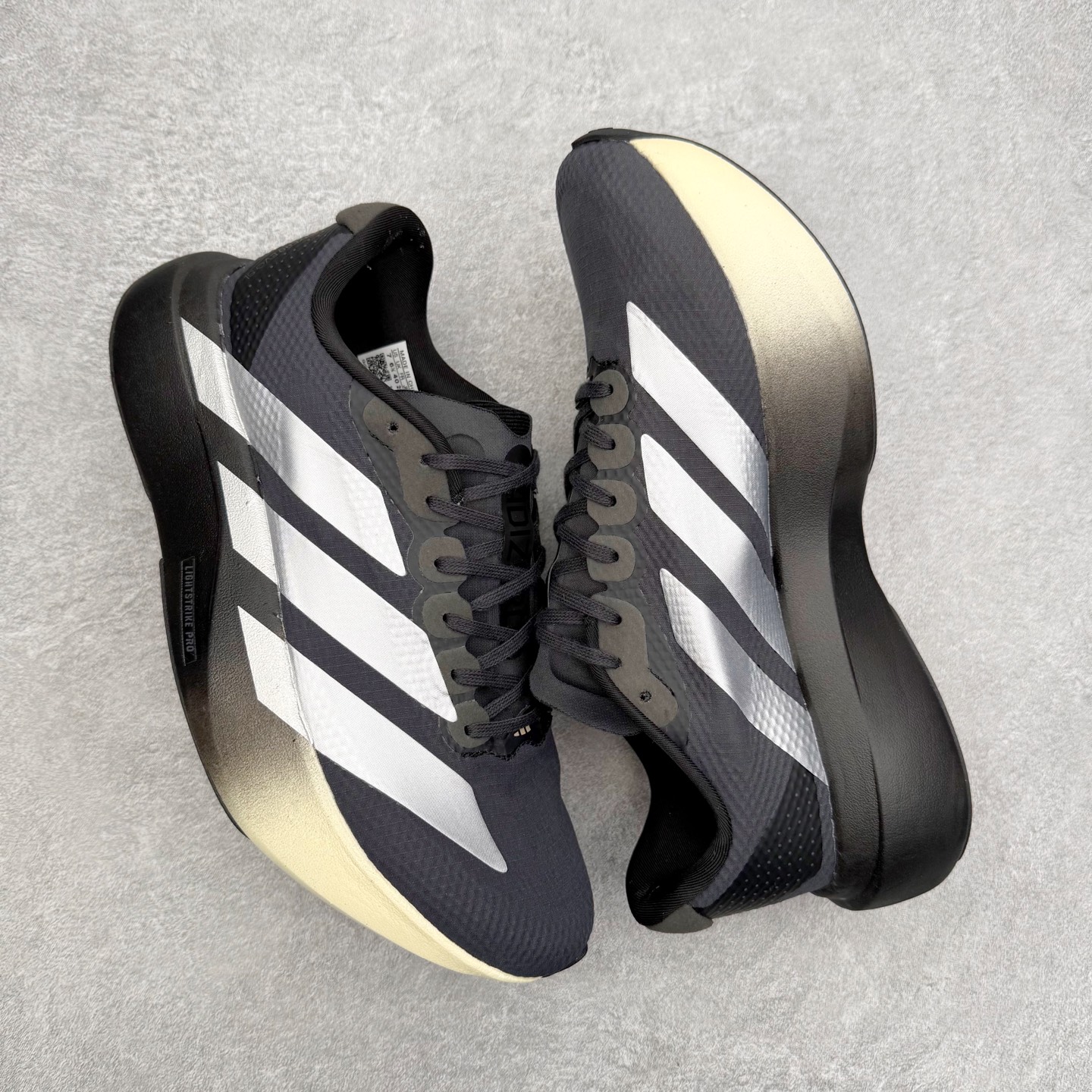 图片[3]-AD Adizero EVO SL 2 马拉松竞速专业跑鞋 CELERMESH针织网面非常轻薄 纤维间的缝隙很大 可以保证跑步时的透气、排汗效果 鞋舌直接与两侧的内衬和鞋底连接在一起 在跑步过程中不会被鞋舌的左右移动所困扰 在标准鞋带孔的基础上再拓宽一组鞋带孔 适合不同脚型的需求 突破性 EnergyRods 技术，有助于跑者实现更好的成绩 中底独特的LIGHTSTRIKE PRO泡棉材质 微弹感觉在跑步过程中给予了良好的支撑体验 对于顶级精英和高水平进阶跑者来说 ADIOS PRO是一双值得信赖的竞速比赛用鞋 尺码：36 36.5 37.5 38 38.5 39 40 40.5 41 42 42.5 43 44 44.5 45-选品中心