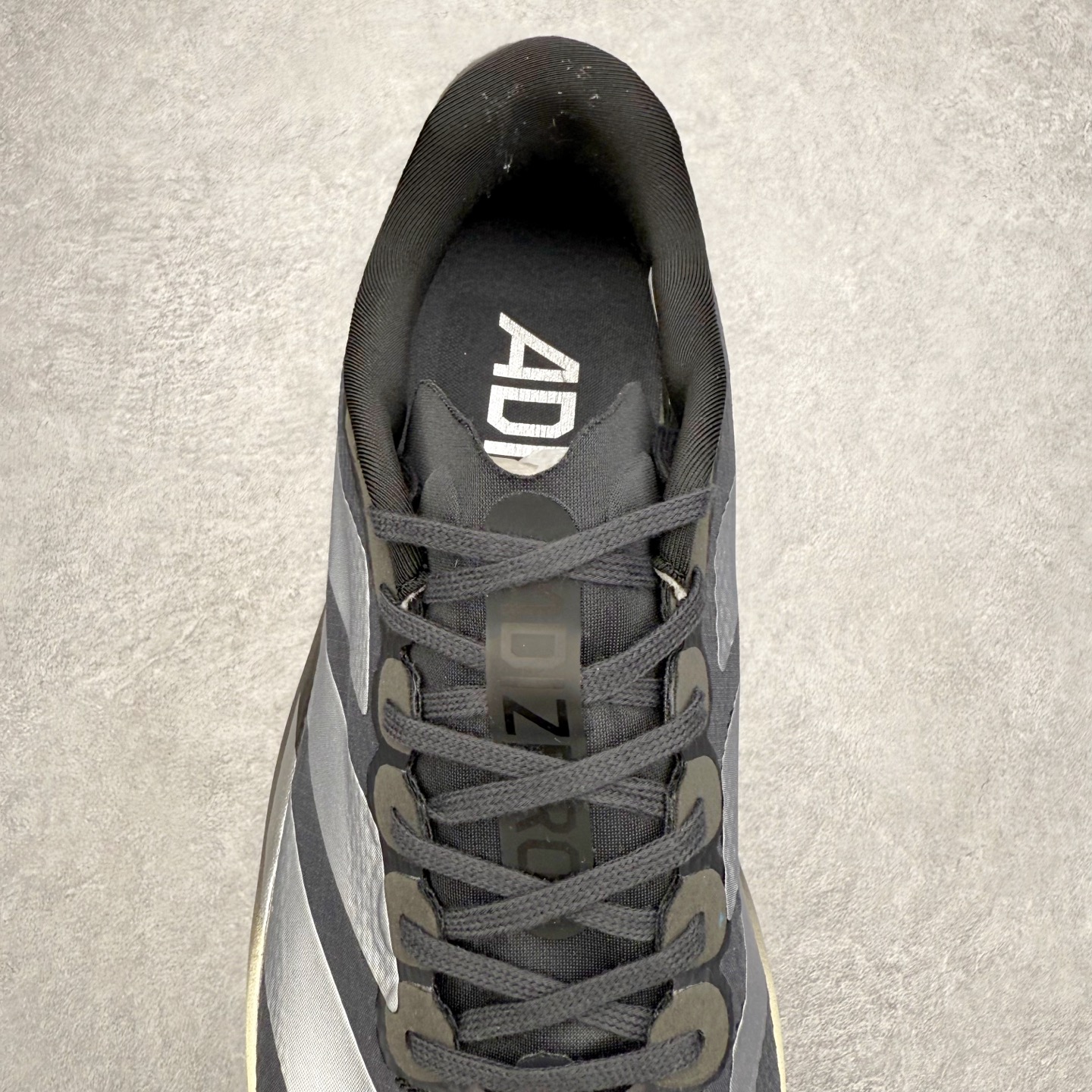 图片[5]-AD Adizero EVO SL 2 马拉松竞速专业跑鞋 CELERMESH针织网面非常轻薄 纤维间的缝隙很大 可以保证跑步时的透气、排汗效果 鞋舌直接与两侧的内衬和鞋底连接在一起 在跑步过程中不会被鞋舌的左右移动所困扰 在标准鞋带孔的基础上再拓宽一组鞋带孔 适合不同脚型的需求 突破性 EnergyRods 技术，有助于跑者实现更好的成绩 中底独特的LIGHTSTRIKE PRO泡棉材质 微弹感觉在跑步过程中给予了良好的支撑体验 对于顶级精英和高水平进阶跑者来说 ADIOS PRO是一双值得信赖的竞速比赛用鞋 尺码：36 36.5 37.5 38 38.5 39 40 40.5 41 42 42.5 43 44 44.5 45-选品中心