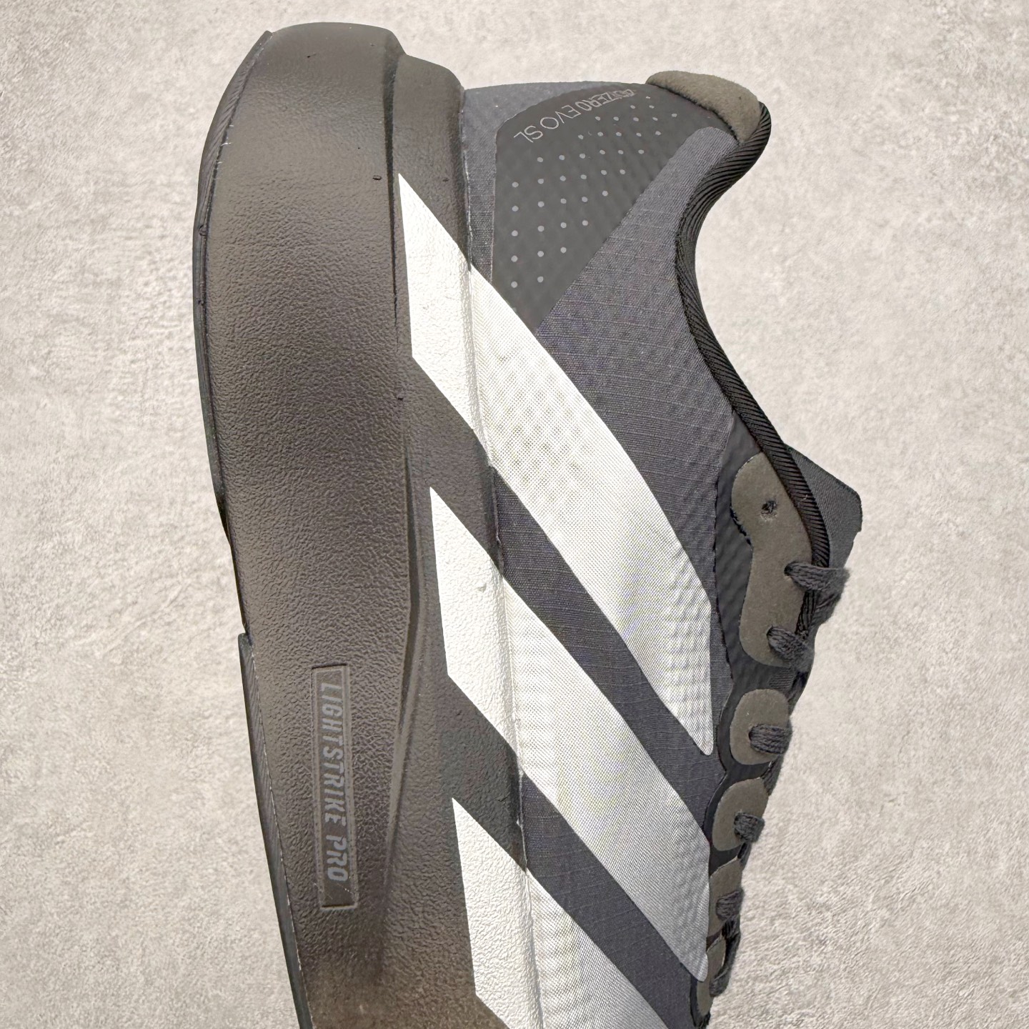 图片[6]-AD Adizero EVO SL 2 马拉松竞速专业跑鞋 CELERMESH针织网面非常轻薄 纤维间的缝隙很大 可以保证跑步时的透气、排汗效果 鞋舌直接与两侧的内衬和鞋底连接在一起 在跑步过程中不会被鞋舌的左右移动所困扰 在标准鞋带孔的基础上再拓宽一组鞋带孔 适合不同脚型的需求 突破性 EnergyRods 技术，有助于跑者实现更好的成绩 中底独特的LIGHTSTRIKE PRO泡棉材质 微弹感觉在跑步过程中给予了良好的支撑体验 对于顶级精英和高水平进阶跑者来说 ADIOS PRO是一双值得信赖的竞速比赛用鞋 尺码：36 36.5 37.5 38 38.5 39 40 40.5 41 42 42.5 43 44 44.5 45-选品中心