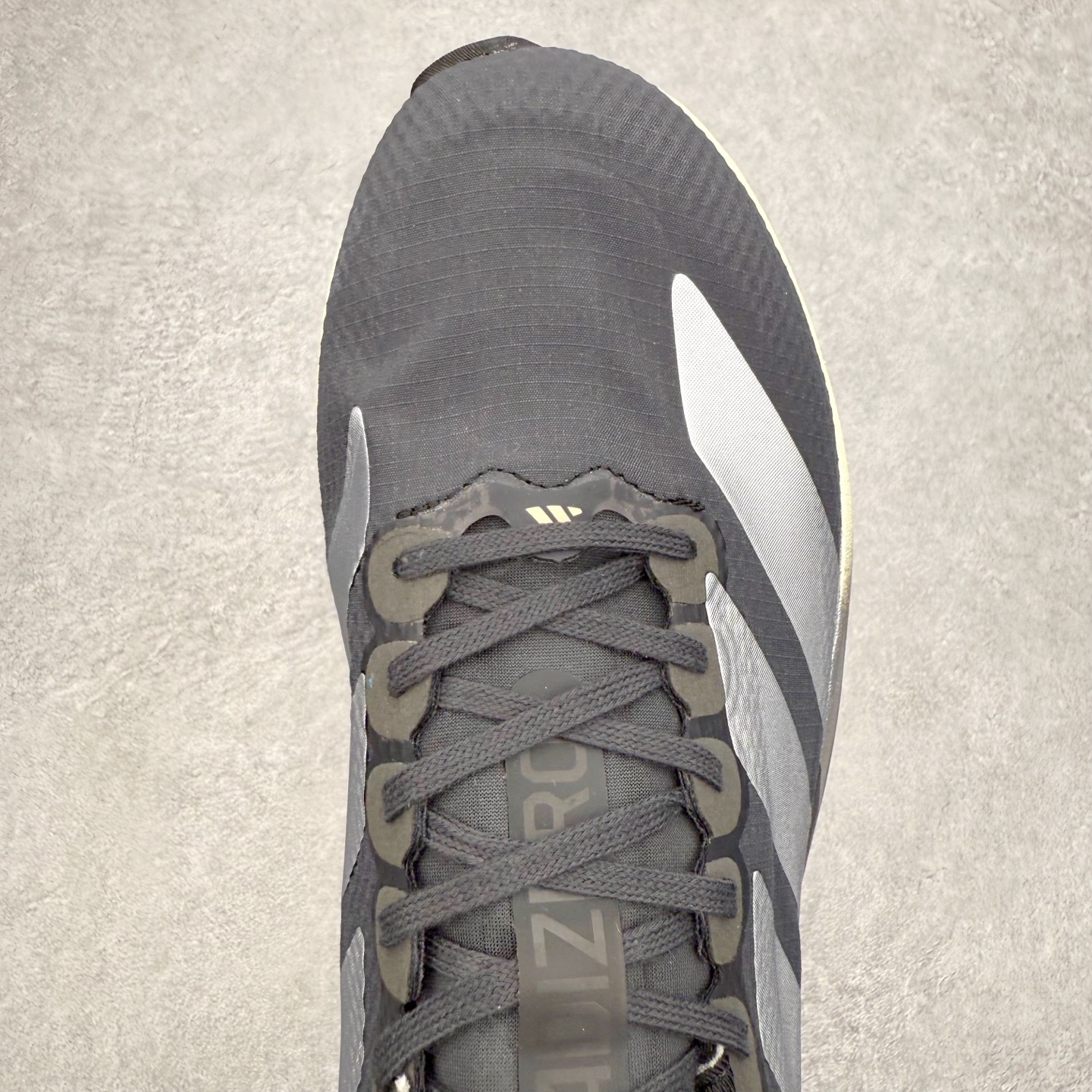 图片[4]-AD Adizero EVO SL 2 马拉松竞速专业跑鞋 CELERMESH针织网面非常轻薄 纤维间的缝隙很大 可以保证跑步时的透气、排汗效果 鞋舌直接与两侧的内衬和鞋底连接在一起 在跑步过程中不会被鞋舌的左右移动所困扰 在标准鞋带孔的基础上再拓宽一组鞋带孔 适合不同脚型的需求 突破性 EnergyRods 技术，有助于跑者实现更好的成绩 中底独特的LIGHTSTRIKE PRO泡棉材质 微弹感觉在跑步过程中给予了良好的支撑体验 对于顶级精英和高水平进阶跑者来说 ADIOS PRO是一双值得信赖的竞速比赛用鞋 尺码：36 36.5 37.5 38 38.5 39 40 40.5 41 42 42.5 43 44 44.5 45-选品中心