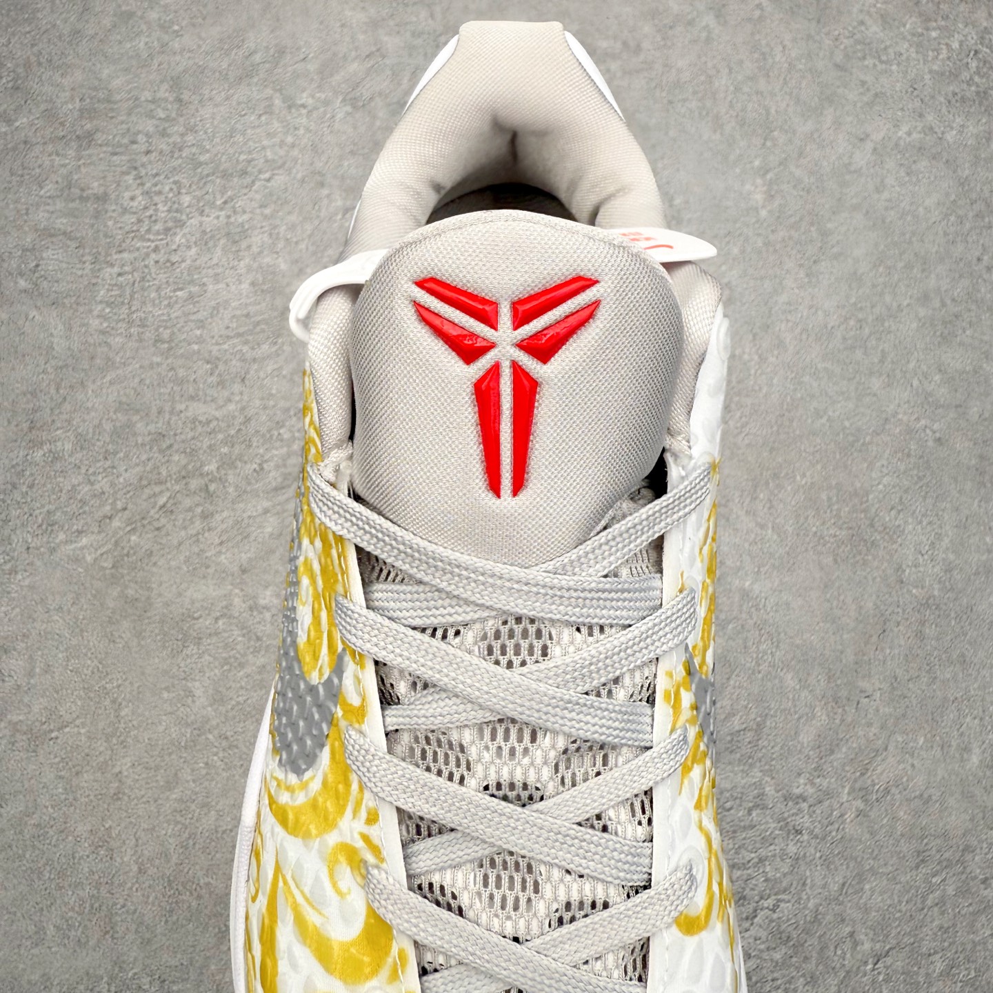 图片[5]-NK Zoom Kobe 6 Protro 科比六代实战篮球鞋 马年定制CYN配色 Eric Avar 这一次在设计中将轻盈发挥到了极致 鞋面采用了更加轻盈、更加强韧的创新的Flywire 2.0技术 球鞋重量更加轻质 重量仅为10.6盎司 内靴设计也使得穿着更加舒适 中底的配置则依日是可靠的zoom气垫和碳板的搭配 外底有个小细节令人十分喜欢 将纹路做成了心电图状 寓意科比对于篮球的喜爱 尺码：40 40.5 41 42 42.5 43 44 44.5 45 46-选品中心