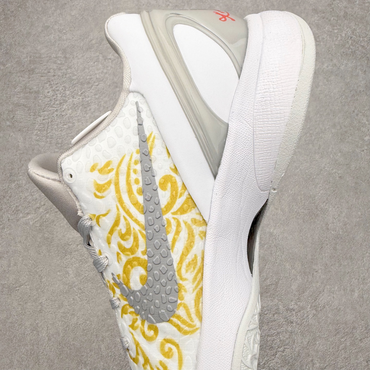 图片[7]-NK Zoom Kobe 6 Protro 科比六代实战篮球鞋 马年定制CYN配色 Eric Avar 这一次在设计中将轻盈发挥到了极致 鞋面采用了更加轻盈、更加强韧的创新的Flywire 2.0技术 球鞋重量更加轻质 重量仅为10.6盎司 内靴设计也使得穿着更加舒适 中底的配置则依日是可靠的zoom气垫和碳板的搭配 外底有个小细节令人十分喜欢 将纹路做成了心电图状 寓意科比对于篮球的喜爱 尺码：40 40.5 41 42 42.5 43 44 44.5 45 46-选品中心