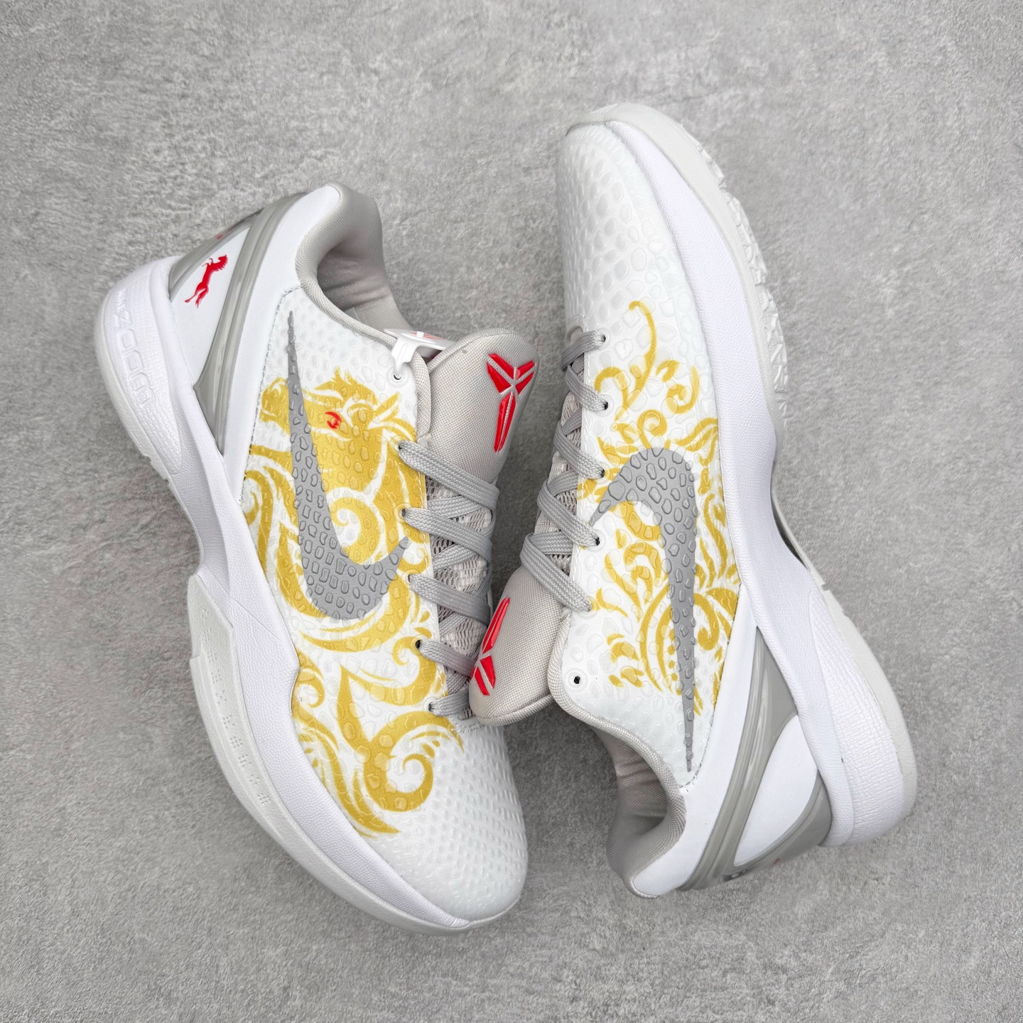 图片[3]-NK Zoom Kobe 6 Protro 科比六代实战篮球鞋 马年定制CYN配色 Eric Avar 这一次在设计中将轻盈发挥到了极致 鞋面采用了更加轻盈、更加强韧的创新的Flywire 2.0技术 球鞋重量更加轻质 重量仅为10.6盎司 内靴设计也使得穿着更加舒适 中底的配置则依日是可靠的zoom气垫和碳板的搭配 外底有个小细节令人十分喜欢 将纹路做成了心电图状 寓意科比对于篮球的喜爱 尺码：40 40.5 41 42 42.5 43 44 44.5 45 46-选品中心