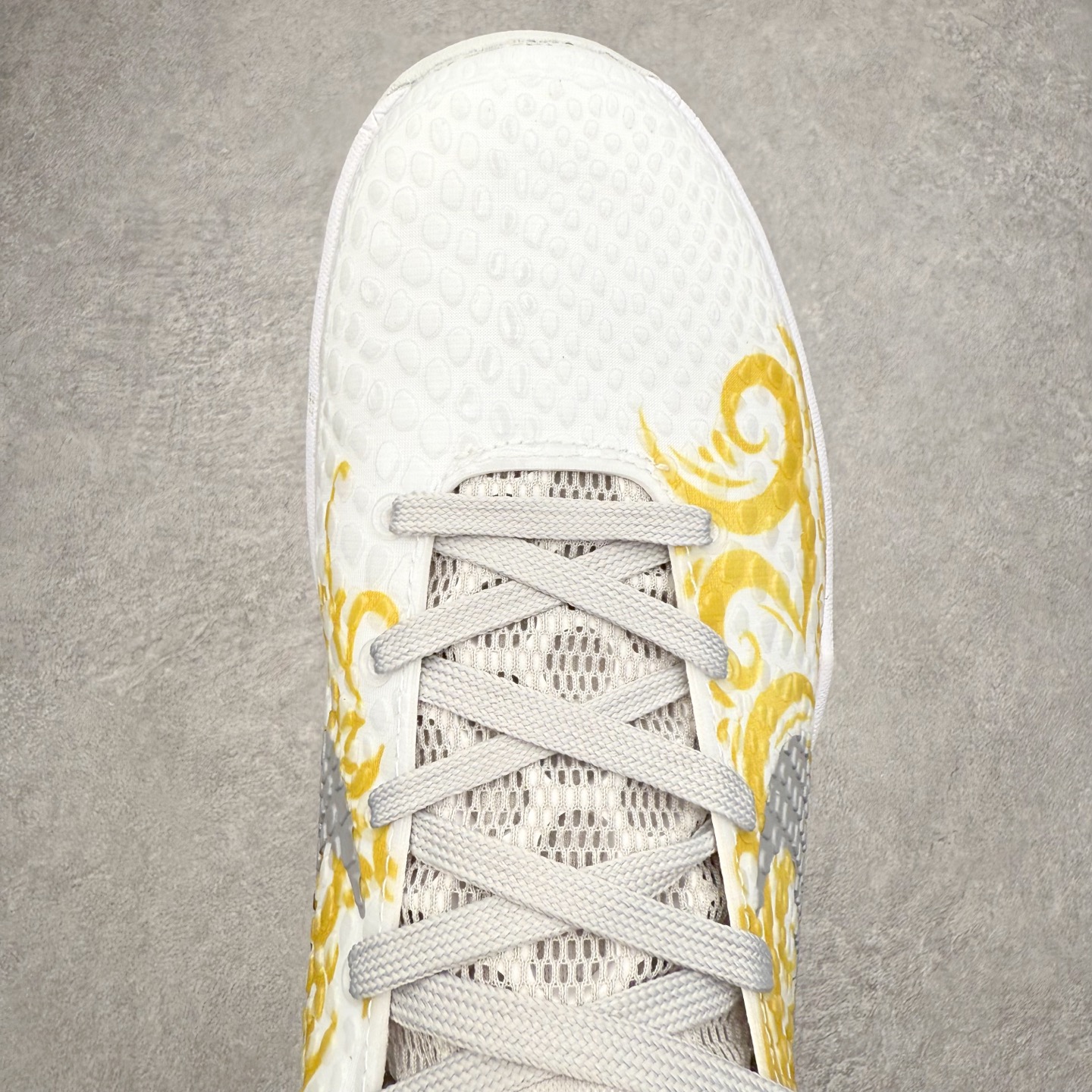 图片[4]-NK Zoom Kobe 6 Protro 科比六代实战篮球鞋 马年定制CYN配色 Eric Avar 这一次在设计中将轻盈发挥到了极致 鞋面采用了更加轻盈、更加强韧的创新的Flywire 2.0技术 球鞋重量更加轻质 重量仅为10.6盎司 内靴设计也使得穿着更加舒适 中底的配置则依日是可靠的zoom气垫和碳板的搭配 外底有个小细节令人十分喜欢 将纹路做成了心电图状 寓意科比对于篮球的喜爱 尺码：40 40.5 41 42 42.5 43 44 44.5 45 46-选品中心