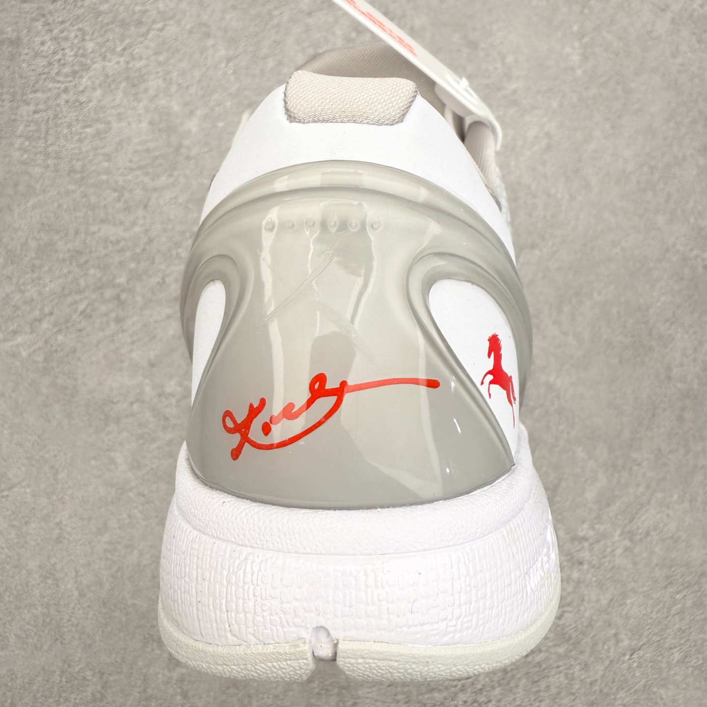 图片[8]-NK Zoom Kobe 6 Protro 科比六代实战篮球鞋 马年定制CYN配色 Eric Avar 这一次在设计中将轻盈发挥到了极致 鞋面采用了更加轻盈、更加强韧的创新的Flywire 2.0技术 球鞋重量更加轻质 重量仅为10.6盎司 内靴设计也使得穿着更加舒适 中底的配置则依日是可靠的zoom气垫和碳板的搭配 外底有个小细节令人十分喜欢 将纹路做成了心电图状 寓意科比对于篮球的喜爱 尺码：40 40.5 41 42 42.5 43 44 44.5 45 46-选品中心