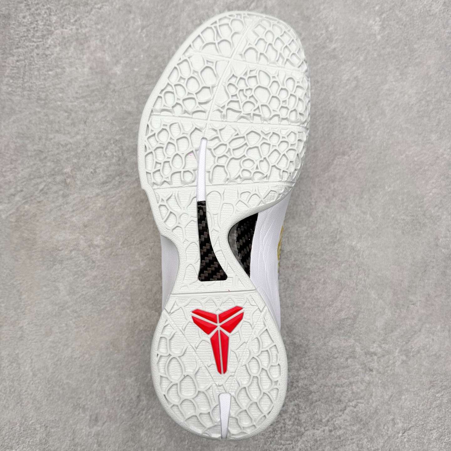 图片[9]-NK Zoom Kobe 6 Protro 科比六代实战篮球鞋 马年定制CYN配色 Eric Avar 这一次在设计中将轻盈发挥到了极致 鞋面采用了更加轻盈、更加强韧的创新的Flywire 2.0技术 球鞋重量更加轻质 重量仅为10.6盎司 内靴设计也使得穿着更加舒适 中底的配置则依日是可靠的zoom气垫和碳板的搭配 外底有个小细节令人十分喜欢 将纹路做成了心电图状 寓意科比对于篮球的喜爱 尺码：40 40.5 41 42 42.5 43 44 44.5 45 46-选品中心