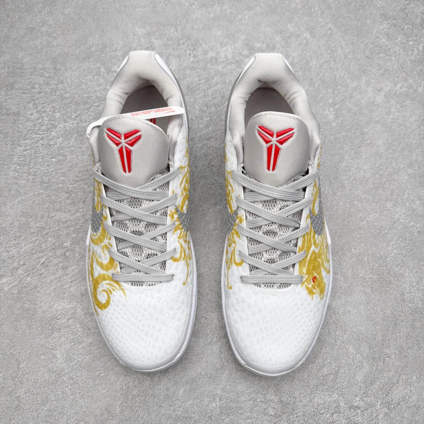 图片[2]-NK Zoom Kobe 6 Protro 科比六代实战篮球鞋 马年定制CYN配色 Eric Avar 这一次在设计中将轻盈发挥到了极致 鞋面采用了更加轻盈、更加强韧的创新的Flywire 2.0技术 球鞋重量更加轻质 重量仅为10.6盎司 内靴设计也使得穿着更加舒适 中底的配置则依日是可靠的zoom气垫和碳板的搭配 外底有个小细节令人十分喜欢 将纹路做成了心电图状 寓意科比对于篮球的喜爱 尺码：40 40.5 41 42 42.5 43 44 44.5 45 46-选品中心