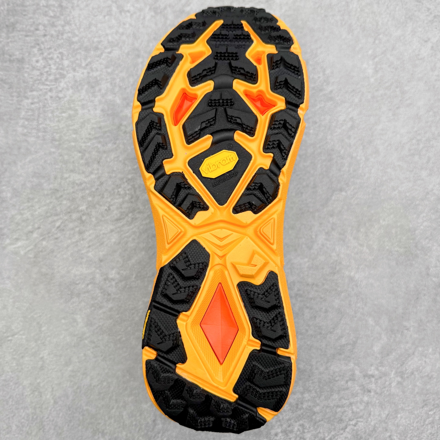 图片[9]-HOKA ONE ONE Mafate Speed 4 飞速玛法特4代系列低帮轻量户外越野休闲运动慢跑鞋 HOKA ONE ONE是来自美国的跑步鞋知名品牌，创立于2009年，始终致力于为所有跑者提供更新、更好的跑步装备。相比常规跑鞋，HOKA ONE ONE特别研发使用性能独特的几何形跑鞋中底，此种鞋底更厚、更高、回弹性也更好，除了卓越的缓冲性能，它还能为各种阶段的跑者带来更具动感、更加稳定的跑步体验。HOKAONE ONE从设计之初就清楚意识到，要保证跑者步幅的均匀一致，双脚自然而然的运动至关重要。尺码：36 36.5 37.5 38 39 40 40.5 41 42 42.5 43 44 45 46-选品中心