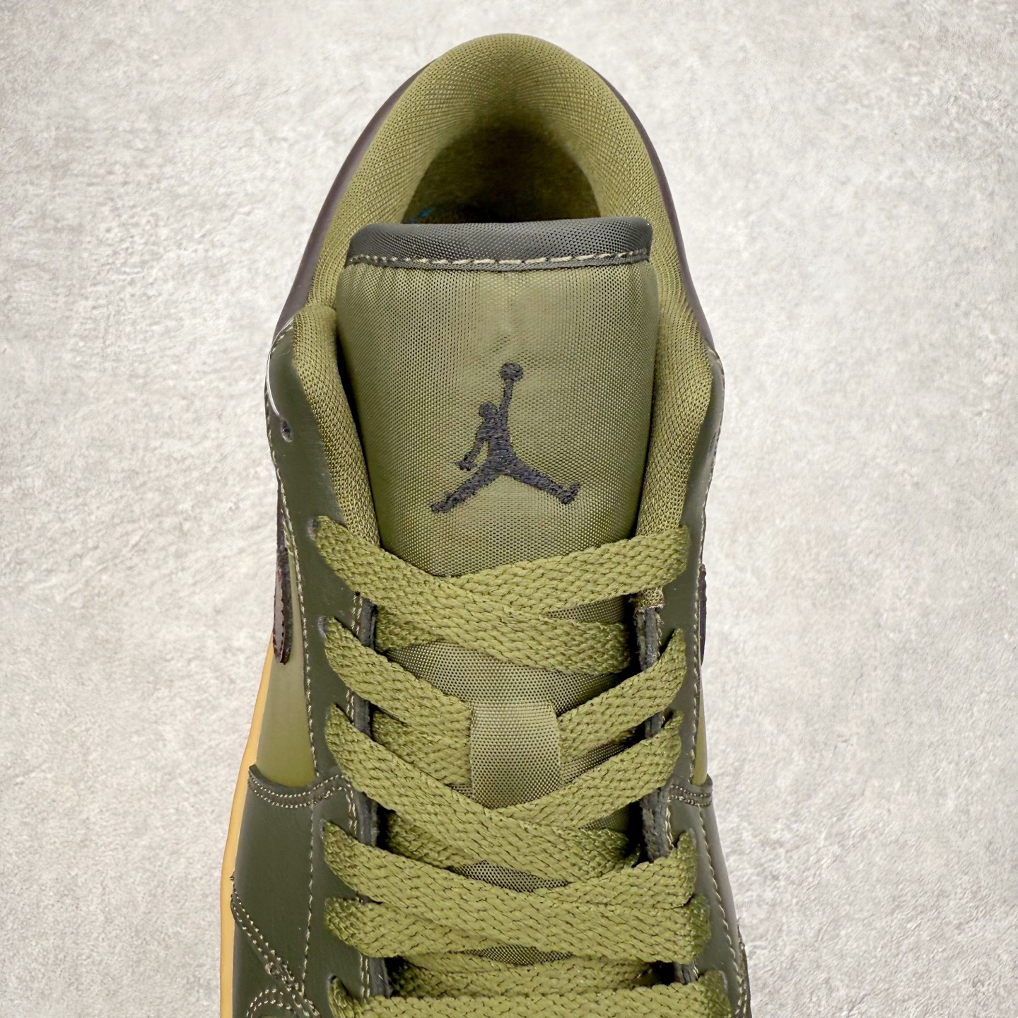 图片[5]-＃K版 Air Jordan AJ1 Low 低帮 IR0840-325 全新流水线出品 DT版本唯一平替选择 市场第二梯队最强版 全部原鞋开发 原楦原纸板开发 全鞋电脑针车 原厂内置全掌气垫 原盒内在原标 唯一Zp原版鞋带绑法 免检产品 全新2022版型 全头层皮料 完美零毛边处理 原厂配置全掌气垫 价格定位良心 几十个配色陆续出货 实拍调校N版已经零色差零失真 百分百还原实物色彩所见即所得 不存在货不对板色差等低级问题 选购参考实物拍摄 不混卖不参货 只用心做好货严格选品 承诺混一赔十 尺码：36 36.5 37.5 38 38.5 39 40 40.5 41 42 42.5 43 44 44.5 45-选品中心