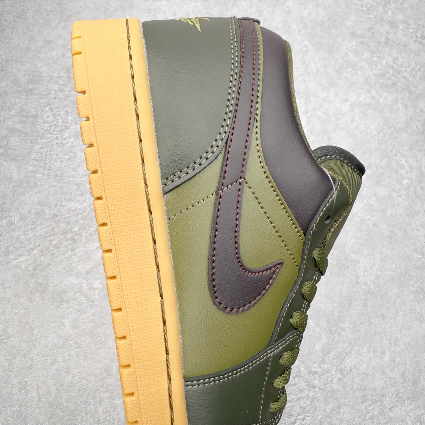 图片[6]-＃K版 Air Jordan AJ1 Low 低帮 IR0840-325 全新流水线出品 DT版本唯一平替选择 市场第二梯队最强版 全部原鞋开发 原楦原纸板开发 全鞋电脑针车 原厂内置全掌气垫 原盒内在原标 唯一Zp原版鞋带绑法 免检产品 全新2022版型 全头层皮料 完美零毛边处理 原厂配置全掌气垫 价格定位良心 几十个配色陆续出货 实拍调校N版已经零色差零失真 百分百还原实物色彩所见即所得 不存在货不对板色差等低级问题 选购参考实物拍摄 不混卖不参货 只用心做好货严格选品 承诺混一赔十 尺码：36 36.5 37.5 38 38.5 39 40 40.5 41 42 42.5 43 44 44.5 45-选品中心