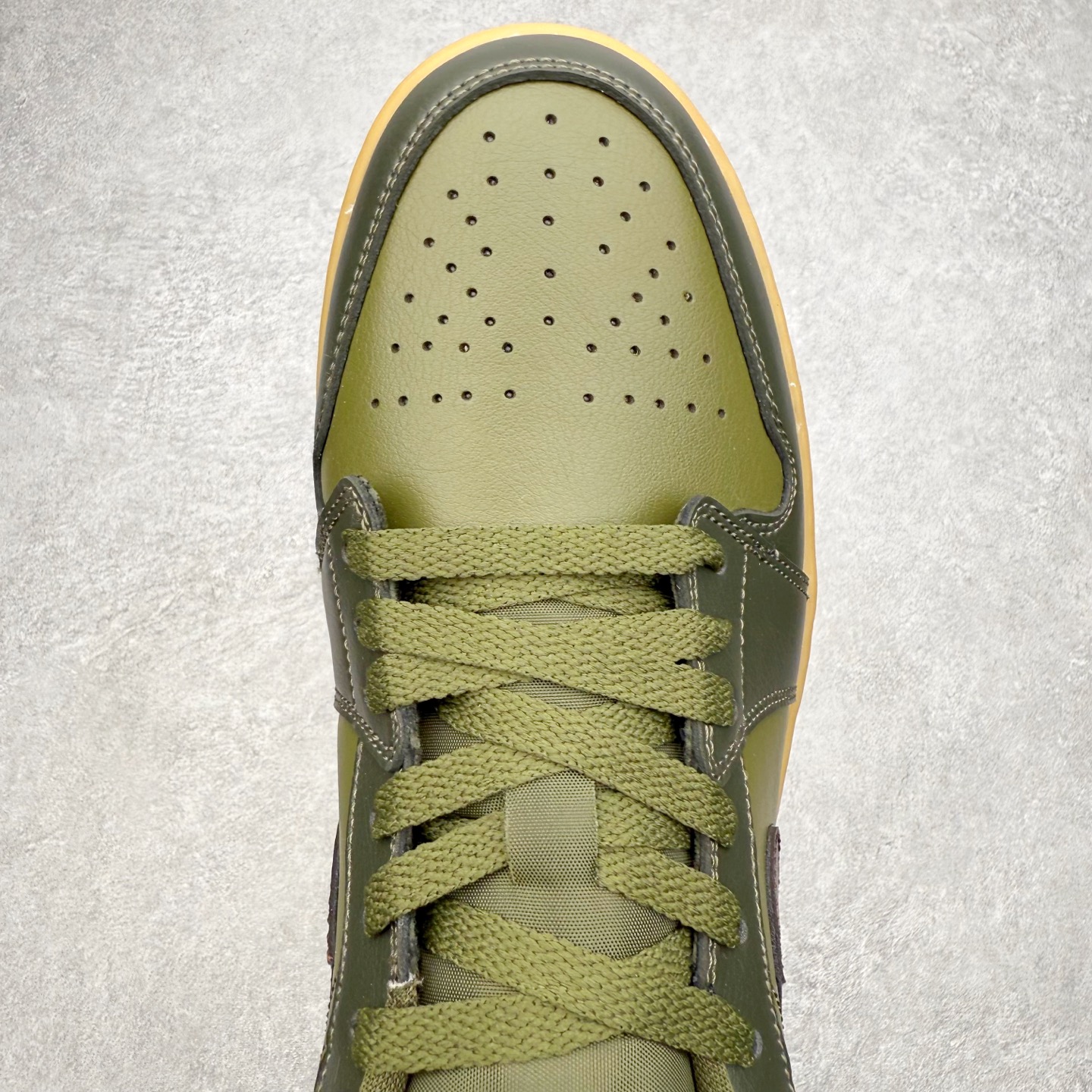 图片[4]-＃K版 Air Jordan AJ1 Low 低帮 IR0840-325 全新流水线出品 DT版本唯一平替选择 市场第二梯队最强版 全部原鞋开发 原楦原纸板开发 全鞋电脑针车 原厂内置全掌气垫 原盒内在原标 唯一Zp原版鞋带绑法 免检产品 全新2022版型 全头层皮料 完美零毛边处理 原厂配置全掌气垫 价格定位良心 几十个配色陆续出货 实拍调校N版已经零色差零失真 百分百还原实物色彩所见即所得 不存在货不对板色差等低级问题 选购参考实物拍摄 不混卖不参货 只用心做好货严格选品 承诺混一赔十 尺码：36 36.5 37.5 38 38.5 39 40 40.5 41 42 42.5 43 44 44.5 45-选品中心