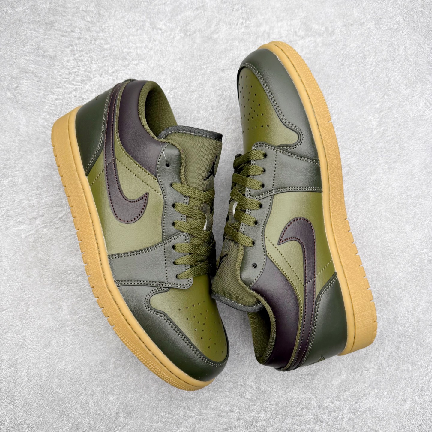 图片[3]-＃K版 Air Jordan AJ1 Low 低帮 IR0840-325 全新流水线出品 DT版本唯一平替选择 市场第二梯队最强版 全部原鞋开发 原楦原纸板开发 全鞋电脑针车 原厂内置全掌气垫 原盒内在原标 唯一Zp原版鞋带绑法 免检产品 全新2022版型 全头层皮料 完美零毛边处理 原厂配置全掌气垫 价格定位良心 几十个配色陆续出货 实拍调校N版已经零色差零失真 百分百还原实物色彩所见即所得 不存在货不对板色差等低级问题 选购参考实物拍摄 不混卖不参货 只用心做好货严格选品 承诺混一赔十 尺码：36 36.5 37.5 38 38.5 39 40 40.5 41 42 42.5 43 44 44.5 45-选品中心