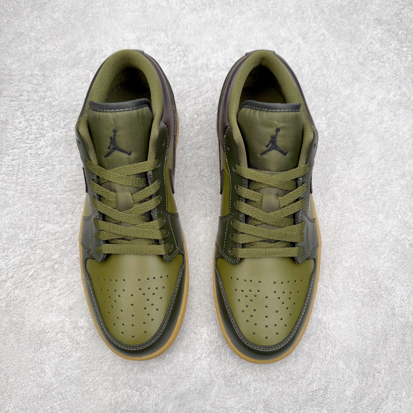 图片[2]-＃K版 Air Jordan AJ1 Low 低帮 IR0840-325 全新流水线出品 DT版本唯一平替选择 市场第二梯队最强版 全部原鞋开发 原楦原纸板开发 全鞋电脑针车 原厂内置全掌气垫 原盒内在原标 唯一Zp原版鞋带绑法 免检产品 全新2022版型 全头层皮料 完美零毛边处理 原厂配置全掌气垫 价格定位良心 几十个配色陆续出货 实拍调校N版已经零色差零失真 百分百还原实物色彩所见即所得 不存在货不对板色差等低级问题 选购参考实物拍摄 不混卖不参货 只用心做好货严格选品 承诺混一赔十 尺码：36 36.5 37.5 38 38.5 39 40 40.5 41 42 42.5 43 44 44.5 45-选品中心