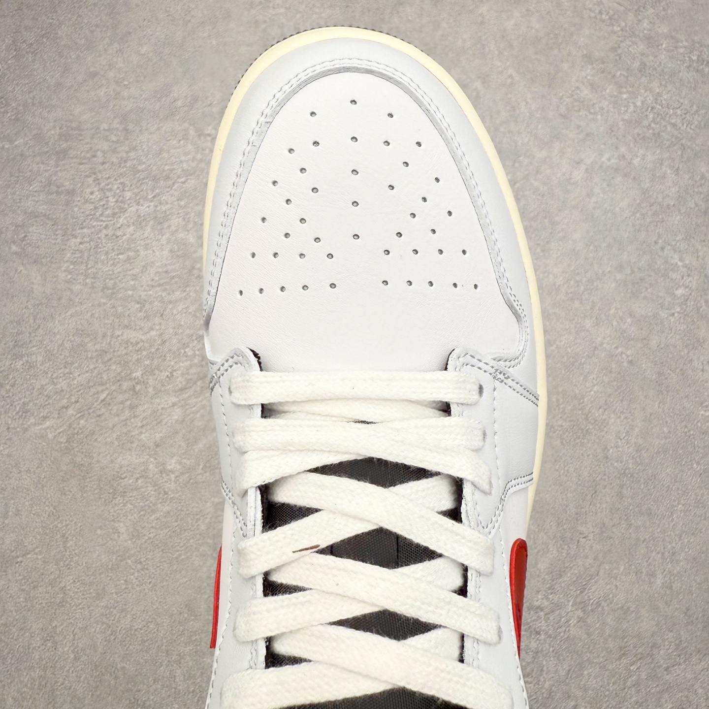 图片[4]-＃K版 Air Jordan AJ1 Low 低帮 553558-081 全新流水线出品 DT版本唯一平替选择 市场第二梯队最强版 全部原鞋开发 原楦原纸板开发 全鞋电脑针车 原厂内置全掌气垫 原盒内在原标 唯一Zp原版鞋带绑法 免检产品 全新2022版型 全头层皮料 完美零毛边处理 原厂配置全掌气垫 价格定位良心 几十个配色陆续出货 实拍调校N版已经零色差零失真 百分百还原实物色彩所见即所得 不存在货不对板色差等低级问题 选购参考实物拍摄 不混卖不参货 只用心做好货严格选品 承诺混一赔十 尺码：36 36.5 37.5 38 38.5 39 40 40.5 41 42 42.5 43 44 44.5 45-选品中心