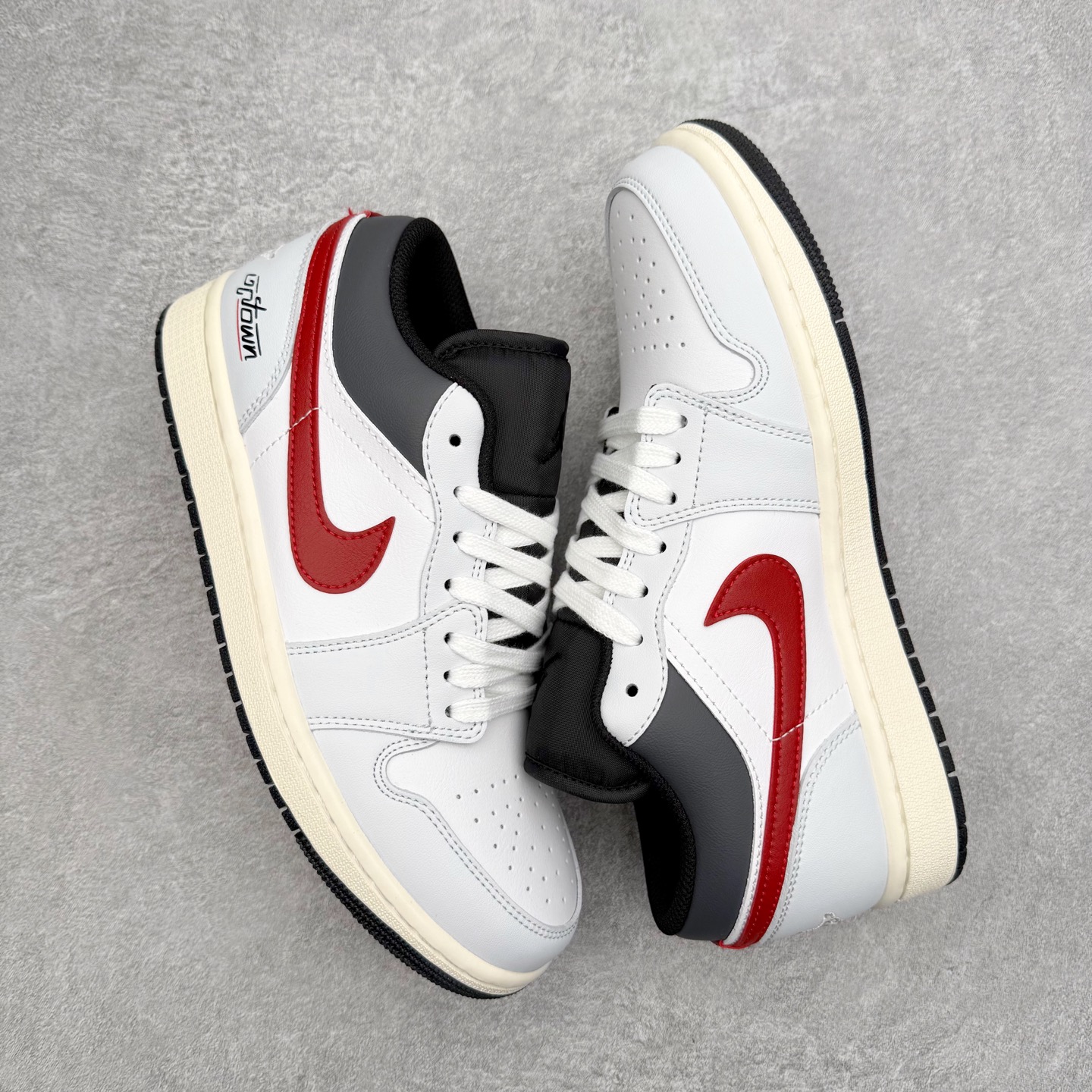 图片[3]-＃K版 Air Jordan AJ1 Low 低帮 553558-081 全新流水线出品 DT版本唯一平替选择 市场第二梯队最强版 全部原鞋开发 原楦原纸板开发 全鞋电脑针车 原厂内置全掌气垫 原盒内在原标 唯一Zp原版鞋带绑法 免检产品 全新2022版型 全头层皮料 完美零毛边处理 原厂配置全掌气垫 价格定位良心 几十个配色陆续出货 实拍调校N版已经零色差零失真 百分百还原实物色彩所见即所得 不存在货不对板色差等低级问题 选购参考实物拍摄 不混卖不参货 只用心做好货严格选品 承诺混一赔十 尺码：36 36.5 37.5 38 38.5 39 40 40.5 41 42 42.5 43 44 44.5 45-选品中心